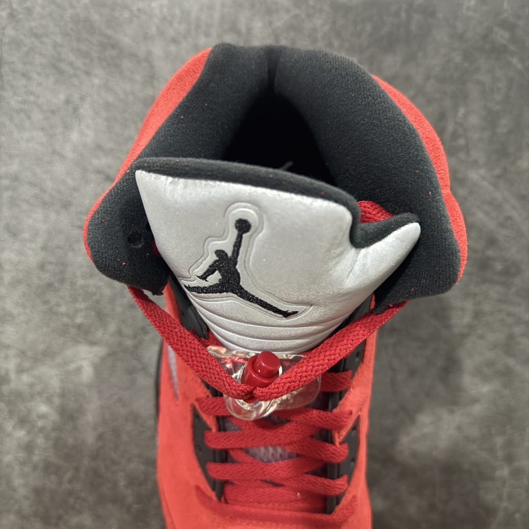 图片[8]-【Y3版本】Air Jordan 5 Retro \”Toro Bravo\” 高帮 大红公牛 AJ5 乔丹5代 aj5 乔5 高邦 公牛红 乔丹篮球鞋系列 鞋身整体采用大红麂皮打造，鞋身侧面的透气网格使用白色呈现，中底标志性的鲨鱼锯齿元素则采用公牛红点缀，非常醒目；鞋舌部分经典3M反光材质依旧保留，并且带有黑色Jumpman Logo点缀；中底可视化透明Air Max气垫，后跟Jumpman Logo以黑色刺绣点缀，与鞋舌相呼应。此外再搭配双脚外侧的投影红色23数字，鞋底使用黑色中底搭配透明水晶大底呈现，水晶大底下印有红色Jumpmman Logo为整个设计收尾。 货号：DD0587-600 货号：40 40.5 41 42 42.5 43 44 44.5 45 46 47.5-选品中心