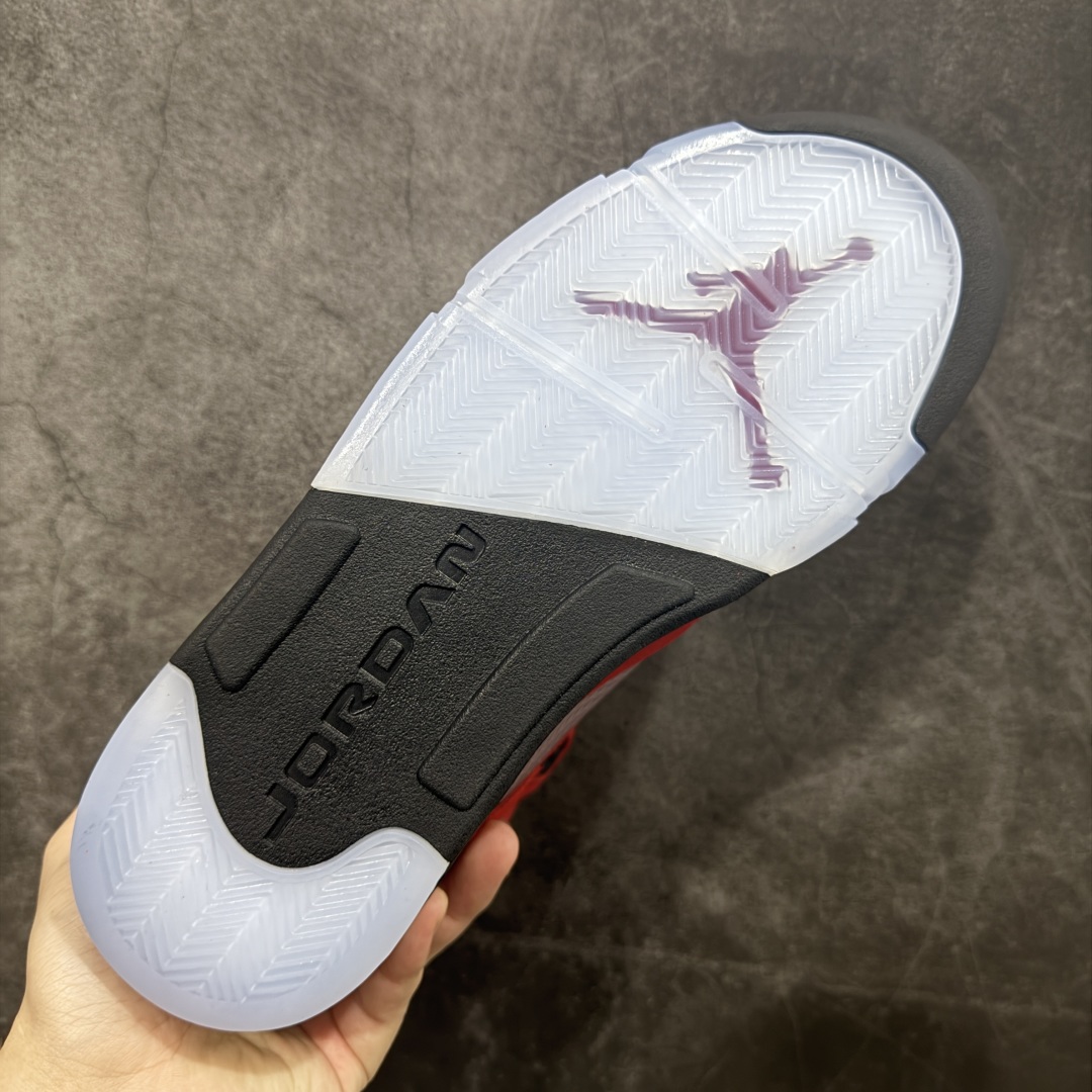 图片[9]-【Y3版本】Air Jordan 5 Retro \”Toro Bravo\” 高帮 大红公牛 AJ5 乔丹5代 aj5 乔5 高邦 公牛红 乔丹篮球鞋系列 鞋身整体采用大红麂皮打造，鞋身侧面的透气网格使用白色呈现，中底标志性的鲨鱼锯齿元素则采用公牛红点缀，非常醒目；鞋舌部分经典3M反光材质依旧保留，并且带有黑色Jumpman Logo点缀；中底可视化透明Air Max气垫，后跟Jumpman Logo以黑色刺绣点缀，与鞋舌相呼应。此外再搭配双脚外侧的投影红色23数字，鞋底使用黑色中底搭配透明水晶大底呈现，水晶大底下印有红色Jumpmman Logo为整个设计收尾。 货号：DD0587-600 货号：40 40.5 41 42 42.5 43 44 44.5 45 46 47.5-选品中心