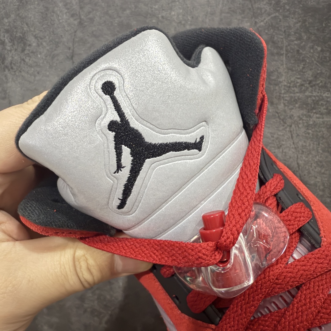 图片[7]-【Y3版本】Air Jordan 5 Retro \”Toro Bravo\” 高帮 大红公牛 AJ5 乔丹5代 aj5 乔5 高邦 公牛红 乔丹篮球鞋系列 鞋身整体采用大红麂皮打造，鞋身侧面的透气网格使用白色呈现，中底标志性的鲨鱼锯齿元素则采用公牛红点缀，非常醒目；鞋舌部分经典3M反光材质依旧保留，并且带有黑色Jumpman Logo点缀；中底可视化透明Air Max气垫，后跟Jumpman Logo以黑色刺绣点缀，与鞋舌相呼应。此外再搭配双脚外侧的投影红色23数字，鞋底使用黑色中底搭配透明水晶大底呈现，水晶大底下印有红色Jumpmman Logo为整个设计收尾。 货号：DD0587-600 货号：40 40.5 41 42 42.5 43 44 44.5 45 46 47.5-选品中心