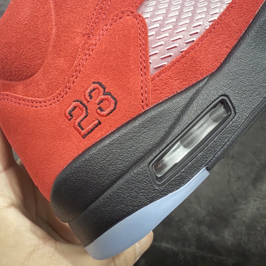 图片[3]-【Y3版本】Air Jordan 5 Retro \”Toro Bravo\” 高帮 大红公牛 AJ5 乔丹5代 aj5 乔5 高邦 公牛红 乔丹篮球鞋系列 鞋身整体采用大红麂皮打造，鞋身侧面的透气网格使用白色呈现，中底标志性的鲨鱼锯齿元素则采用公牛红点缀，非常醒目；鞋舌部分经典3M反光材质依旧保留，并且带有黑色Jumpman Logo点缀；中底可视化透明Air Max气垫，后跟Jumpman Logo以黑色刺绣点缀，与鞋舌相呼应。此外再搭配双脚外侧的投影红色23数字，鞋底使用黑色中底搭配透明水晶大底呈现，水晶大底下印有红色Jumpmman Logo为整个设计收尾。 货号：DD0587-600 货号：40 40.5 41 42 42.5 43 44 44.5 45 46 47.5-选品中心