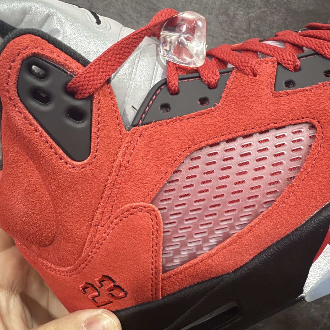 图片[4]-【Y3版本】Air Jordan 5 Retro \”Toro Bravo\” 高帮 大红公牛 AJ5 乔丹5代 aj5 乔5 高邦 公牛红 乔丹篮球鞋系列 鞋身整体采用大红麂皮打造，鞋身侧面的透气网格使用白色呈现，中底标志性的鲨鱼锯齿元素则采用公牛红点缀，非常醒目；鞋舌部分经典3M反光材质依旧保留，并且带有黑色Jumpman Logo点缀；中底可视化透明Air Max气垫，后跟Jumpman Logo以黑色刺绣点缀，与鞋舌相呼应。此外再搭配双脚外侧的投影红色23数字，鞋底使用黑色中底搭配透明水晶大底呈现，水晶大底下印有红色Jumpmman Logo为整个设计收尾。 货号：DD0587-600 货号：40 40.5 41 42 42.5 43 44 44.5 45 46 47.5-选品中心