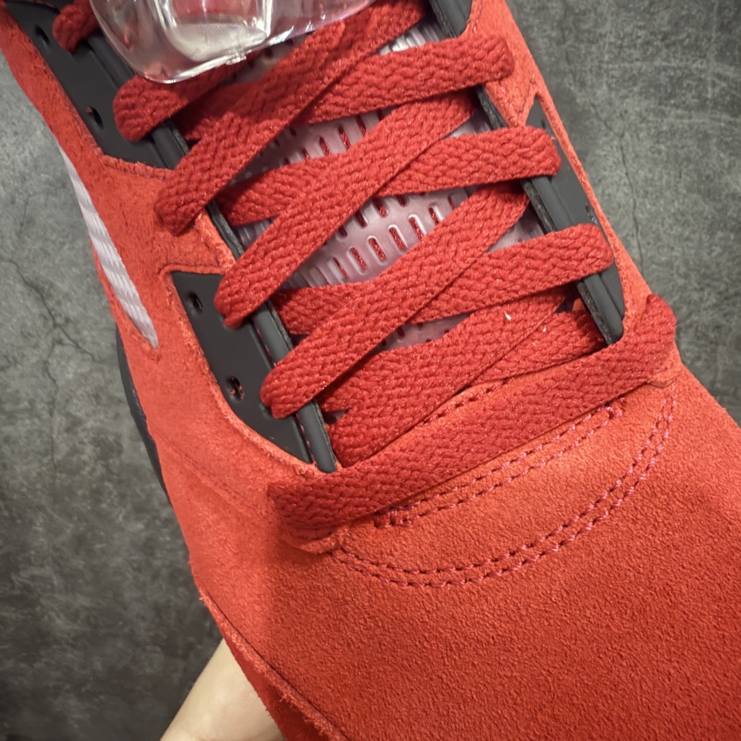 图片[6]-【Y3版本】Air Jordan 5 Retro \”Toro Bravo\” 高帮 大红公牛 AJ5 乔丹5代 aj5 乔5 高邦 公牛红 乔丹篮球鞋系列 鞋身整体采用大红麂皮打造，鞋身侧面的透气网格使用白色呈现，中底标志性的鲨鱼锯齿元素则采用公牛红点缀，非常醒目；鞋舌部分经典3M反光材质依旧保留，并且带有黑色Jumpman Logo点缀；中底可视化透明Air Max气垫，后跟Jumpman Logo以黑色刺绣点缀，与鞋舌相呼应。此外再搭配双脚外侧的投影红色23数字，鞋底使用黑色中底搭配透明水晶大底呈现，水晶大底下印有红色Jumpmman Logo为整个设计收尾。 货号：DD0587-600 货号：40 40.5 41 42 42.5 43 44 44.5 45 46 47.5-选品中心