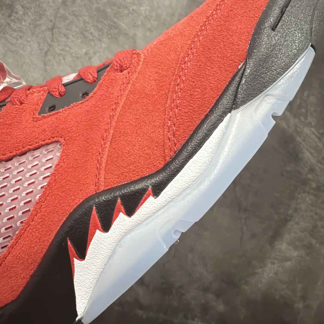 图片[5]-【Y3版本】Air Jordan 5 Retro \”Toro Bravo\” 高帮 大红公牛 AJ5 乔丹5代 aj5 乔5 高邦 公牛红 乔丹篮球鞋系列 鞋身整体采用大红麂皮打造，鞋身侧面的透气网格使用白色呈现，中底标志性的鲨鱼锯齿元素则采用公牛红点缀，非常醒目；鞋舌部分经典3M反光材质依旧保留，并且带有黑色Jumpman Logo点缀；中底可视化透明Air Max气垫，后跟Jumpman Logo以黑色刺绣点缀，与鞋舌相呼应。此外再搭配双脚外侧的投影红色23数字，鞋底使用黑色中底搭配透明水晶大底呈现，水晶大底下印有红色Jumpmman Logo为整个设计收尾。 货号：DD0587-600 货号：40 40.5 41 42 42.5 43 44 44.5 45 46 47.5-选品中心