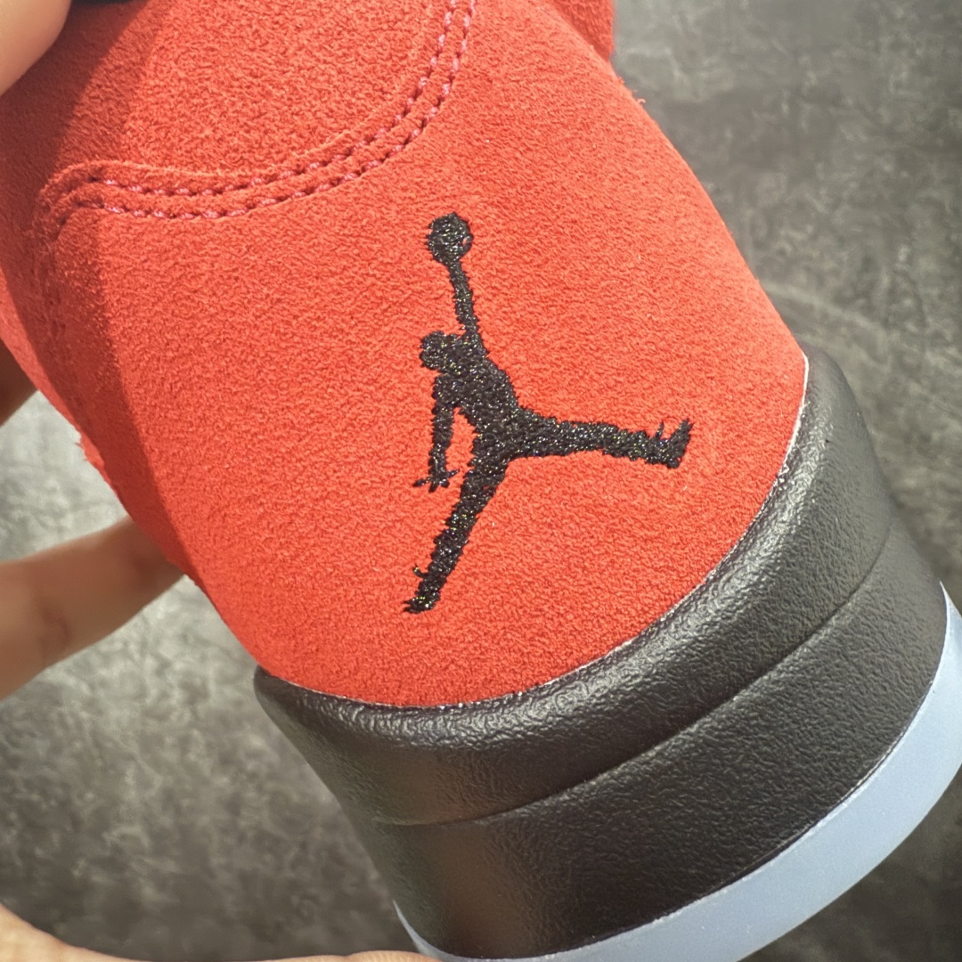 图片[2]-【Y3版本】Air Jordan 5 Retro \”Toro Bravo\” 高帮 大红公牛 AJ5 乔丹5代 aj5 乔5 高邦 公牛红 乔丹篮球鞋系列 鞋身整体采用大红麂皮打造，鞋身侧面的透气网格使用白色呈现，中底标志性的鲨鱼锯齿元素则采用公牛红点缀，非常醒目；鞋舌部分经典3M反光材质依旧保留，并且带有黑色Jumpman Logo点缀；中底可视化透明Air Max气垫，后跟Jumpman Logo以黑色刺绣点缀，与鞋舌相呼应。此外再搭配双脚外侧的投影红色23数字，鞋底使用黑色中底搭配透明水晶大底呈现，水晶大底下印有红色Jumpmman Logo为整个设计收尾。 货号：DD0587-600 货号：40 40.5 41 42 42.5 43 44 44.5 45 46 47.5-选品中心