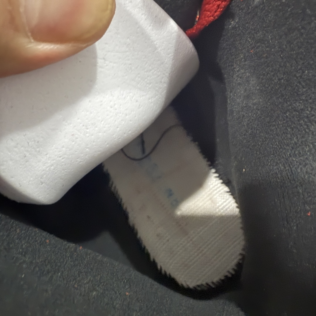 图片[9]-【Y3版本】Air Jordan 5 Retro \”Toro Bravo\” 高帮 大红公牛 AJ5 乔丹5代 aj5 乔5 高邦 公牛红 乔丹篮球鞋系列 鞋身整体采用大红麂皮打造，鞋身侧面的透气网格使用白色呈现，中底标志性的鲨鱼锯齿元素则采用公牛红点缀，非常醒目；鞋舌部分经典3M反光材质依旧保留，并且带有黑色Jumpman Logo点缀；中底可视化透明Air Max气垫，后跟Jumpman Logo以黑色刺绣点缀，与鞋舌相呼应。此外再搭配双脚外侧的投影红色23数字，鞋底使用黑色中底搭配透明水晶大底呈现，水晶大底下印有红色Jumpmman Logo为整个设计收尾。 货号：DD0587-600 货号：40 40.5 41 42 42.5 43 44 44.5 45 46 47.5-选品中心