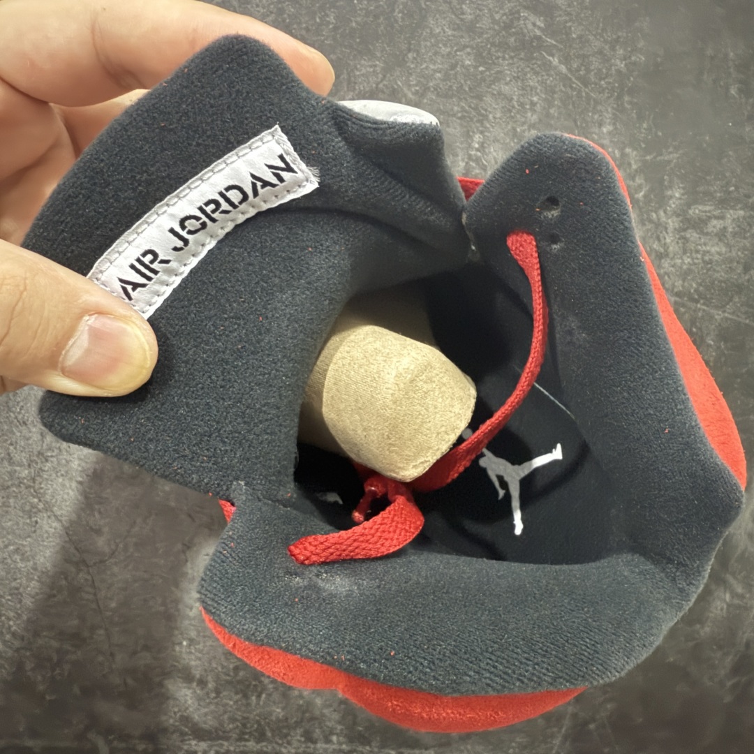 图片[8]-【Y3版本】Air Jordan 5 Retro \”Toro Bravo\” 高帮 大红公牛 AJ5 乔丹5代 aj5 乔5 高邦 公牛红 乔丹篮球鞋系列 鞋身整体采用大红麂皮打造，鞋身侧面的透气网格使用白色呈现，中底标志性的鲨鱼锯齿元素则采用公牛红点缀，非常醒目；鞋舌部分经典3M反光材质依旧保留，并且带有黑色Jumpman Logo点缀；中底可视化透明Air Max气垫，后跟Jumpman Logo以黑色刺绣点缀，与鞋舌相呼应。此外再搭配双脚外侧的投影红色23数字，鞋底使用黑色中底搭配透明水晶大底呈现，水晶大底下印有红色Jumpmman Logo为整个设计收尾。 货号：DD0587-600 货号：40 40.5 41 42 42.5 43 44 44.5 45 46 47.5-选品中心