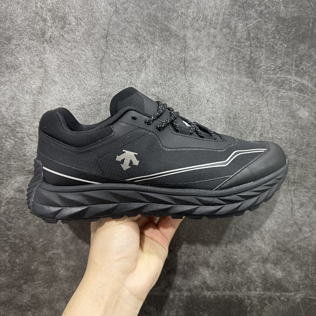 【绿x版】DESCENTE Terrain D 迪桑特舒适柔软防滑耐磨低帮生活休闲鞋 市面最优品质 区别市场版本 DESCENTE(迪桑特)创立于1935年,品牌名取自法语词汇,意为“滑降”。品牌箭头标识代表滑雪的三种技术“高速直线滑行”、“穿越”和“侧滑”,也寓意品牌在打造高端专业运动产品中不断追求完美的创新精神,致力于成为中国高端专业滑雪、综训、女子、铁人三项、高尔夫的第一品牌。 尺码:36 36.5 37 38 38.5 39 40 40.5 41 42 42.5 43 44 44.5 45-选品中心