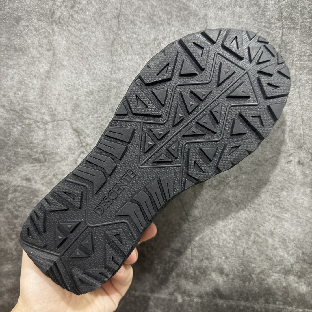 图片[9]-【绿x版】DESCENTE Terrain D 迪桑特舒适柔软防滑耐磨低帮生活休闲鞋 市面最优品质 区别市场版本 DESCENTE（迪桑特）创立于1935年，品牌名取自法语词汇，意为“滑降”。品牌箭头标识代表滑雪的三种技术“高速直线滑行”、“穿越”和“侧滑”，也寓意品牌在打造高端专业运动产品中不断追求完美的创新精神，致力于成为中国高端专业滑雪、综训、女子、铁人三项、高尔夫的第一品牌。 尺码：36 36.5 37 38 38.5 39 40 40.5 41 42 42.5 43 44 44.5 45-选品中心