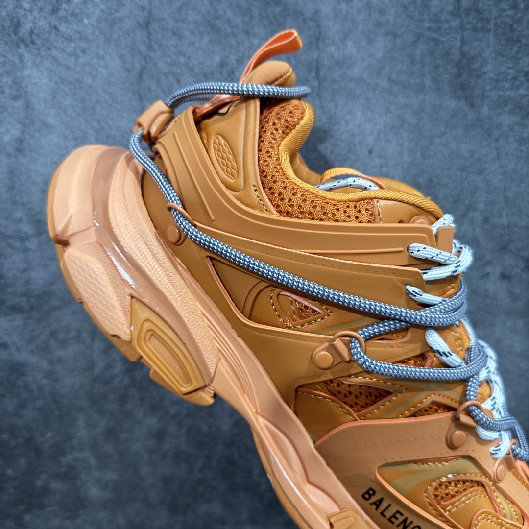 图片[7]-【TG版本】BALENCIAGA Track 巴黎世家三代复古老爹鞋 性价比最高版本 价格合理不杀猪 全套原纸板楦头开发 最原汁原味的灵魂版型 全鞋荧光划线卡点 胶水把控整洁度追求极致完美 每一双都是工艺品 多重QC质检 超越公司货的品控标准 实实在在的免检产品 原盒原配 正确字体电绣 粗细、位置、大小正确 侧边TPU 透气孔匹配意产原版 正确气垫分离大底 TPU软底 原版一致大底LOGO 立体感十足 原厂皮料水洗做旧 采购原厂网纱 该款鞋采用网眼布和尼龙制成 不含皮革 鞋舌饰有Track.2橡胶品牌标识 外侧饰有橡胶品牌标识 泡沫后帮压印品牌标识 外底正面压印BB标识 由176块饰片拼接而成的铰接式鞋面 侧面配金属质感网眼布 内面配有额外金属光泽饰件 包含1副鞋带和1副备用鞋带 后帮配有拉环鞋提 动态鞋底设计 为双脚带来后续的助力 正常尺码 尺码：35 36 37 38 39 40 41 42 43 44 45 46-选品中心