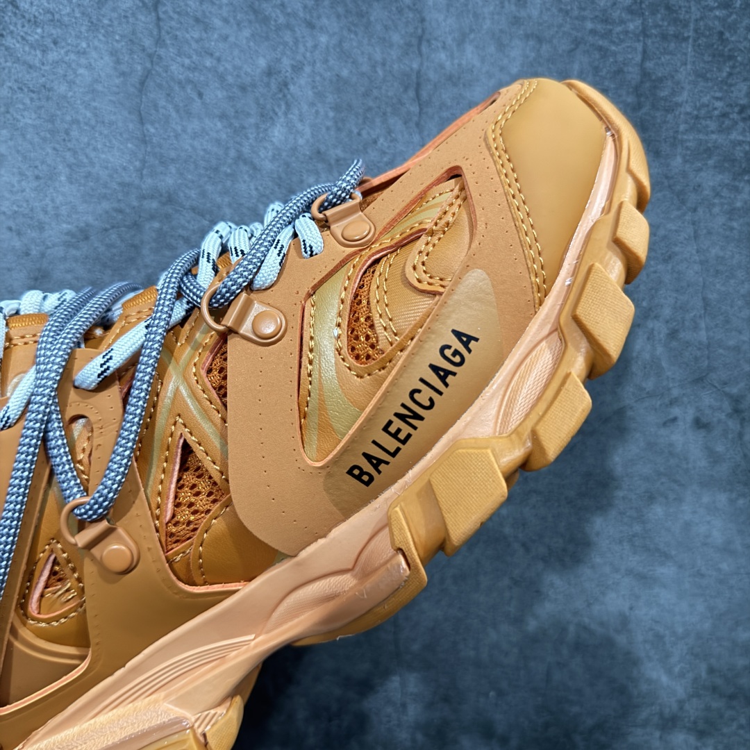图片[6]-【TG版本】BALENCIAGA Track 巴黎世家三代复古老爹鞋 性价比最高版本 价格合理不杀猪 全套原纸板楦头开发 最原汁原味的灵魂版型 全鞋荧光划线卡点 胶水把控整洁度追求极致完美 每一双都是工艺品 多重QC质检 超越公司货的品控标准 实实在在的免检产品 原盒原配 正确字体电绣 粗细、位置、大小正确 侧边TPU 透气孔匹配意产原版 正确气垫分离大底 TPU软底 原版一致大底LOGO 立体感十足 原厂皮料水洗做旧 采购原厂网纱 该款鞋采用网眼布和尼龙制成 不含皮革 鞋舌饰有Track.2橡胶品牌标识 外侧饰有橡胶品牌标识 泡沫后帮压印品牌标识 外底正面压印BB标识 由176块饰片拼接而成的铰接式鞋面 侧面配金属质感网眼布 内面配有额外金属光泽饰件 包含1副鞋带和1副备用鞋带 后帮配有拉环鞋提 动态鞋底设计 为双脚带来后续的助力 正常尺码 尺码：35 36 37 38 39 40 41 42 43 44 45 46-选品中心