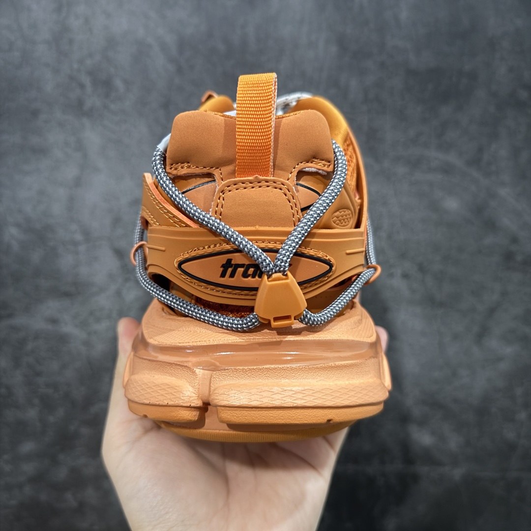 图片[4]-【TG版本】BALENCIAGA Track 巴黎世家三代复古老爹鞋 性价比最高版本 价格合理不杀猪 全套原纸板楦头开发 最原汁原味的灵魂版型 全鞋荧光划线卡点 胶水把控整洁度追求极致完美 每一双都是工艺品 多重QC质检 超越公司货的品控标准 实实在在的免检产品 原盒原配 正确字体电绣 粗细、位置、大小正确 侧边TPU 透气孔匹配意产原版 正确气垫分离大底 TPU软底 原版一致大底LOGO 立体感十足 原厂皮料水洗做旧 采购原厂网纱 该款鞋采用网眼布和尼龙制成 不含皮革 鞋舌饰有Track.2橡胶品牌标识 外侧饰有橡胶品牌标识 泡沫后帮压印品牌标识 外底正面压印BB标识 由176块饰片拼接而成的铰接式鞋面 侧面配金属质感网眼布 内面配有额外金属光泽饰件 包含1副鞋带和1副备用鞋带 后帮配有拉环鞋提 动态鞋底设计 为双脚带来后续的助力 正常尺码 尺码：35 36 37 38 39 40 41 42 43 44 45 46-选品中心