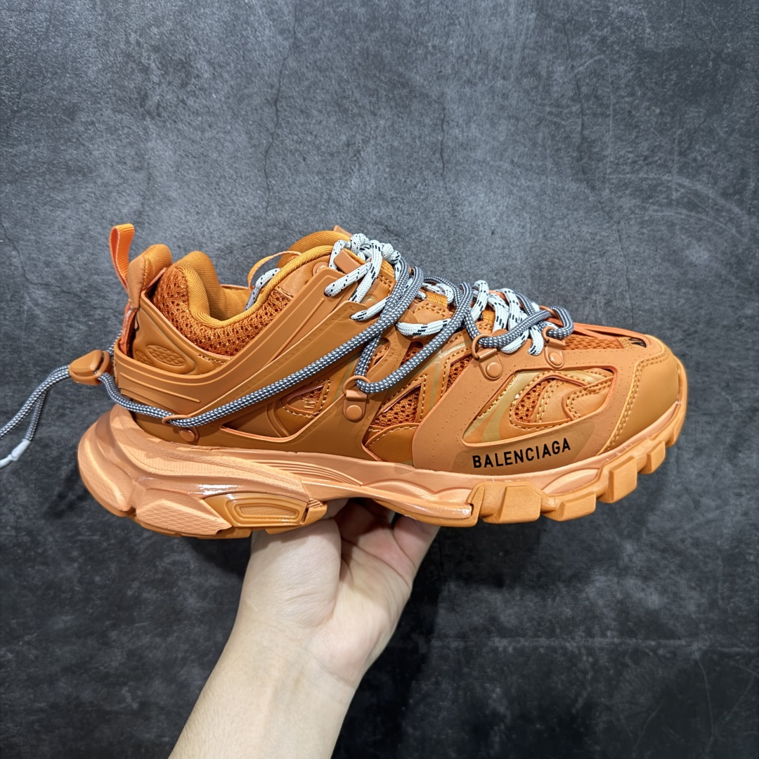 【TG版本】BALENCIAGA Track 巴黎世家三代复古老爹鞋 性价比最高版本 价格合理不杀猪 全套原纸板楦头开发 最原汁原味的灵魂版型 全鞋荧光划线卡点 胶水把控整洁度追求极致完美 每一双都是工艺品 多重QC质检 超越公司货的品控标准 实实在在的免检产品 原盒原配 正确字体电绣 粗细、位置、大小正确 侧边TPU 透气孔匹配意产原版 正确气垫分离大底 TPU软底 原版一致大底LOGO 立体感十足 原厂皮料水洗做旧 采购原厂网纱 该款鞋采用网眼布和尼龙制成 不含皮革 鞋舌饰有Track.2橡胶品牌标识 外侧饰有橡胶品牌标识 泡沫后帮压印品牌标识 外底正面压印BB标识 由176块饰片拼接而成的铰接式鞋面 侧面配金属质感网眼布 内面配有额外金属光泽饰件 包含1副鞋带和1副备用鞋带 后帮配有拉环鞋提 动态鞋底设计 为双脚带来后续的助力 正常尺码 尺码:35 36 37 38 39 40 41 42 43 44 45 46-选品中心