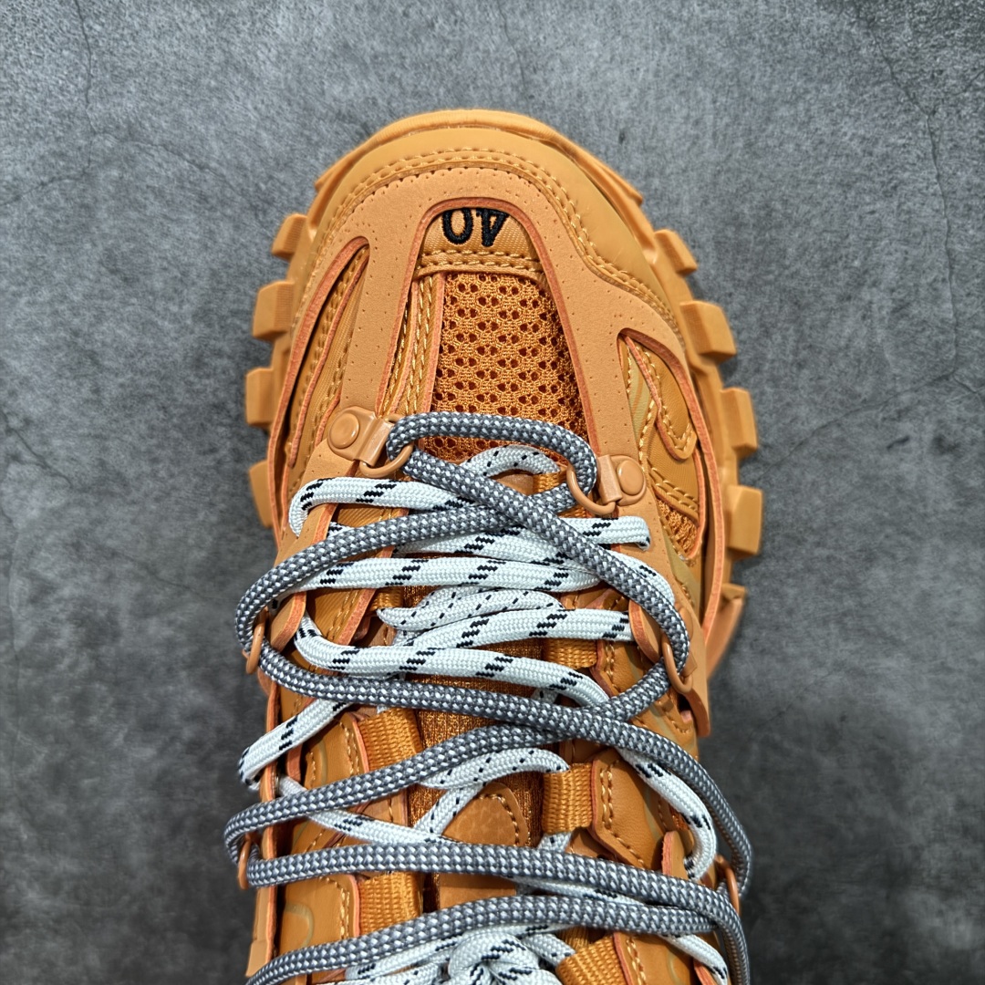 图片[5]-【TG版本】BALENCIAGA Track 巴黎世家三代复古老爹鞋 性价比最高版本 价格合理不杀猪 全套原纸板楦头开发 最原汁原味的灵魂版型 全鞋荧光划线卡点 胶水把控整洁度追求极致完美 每一双都是工艺品 多重QC质检 超越公司货的品控标准 实实在在的免检产品 原盒原配 正确字体电绣 粗细、位置、大小正确 侧边TPU 透气孔匹配意产原版 正确气垫分离大底 TPU软底 原版一致大底LOGO 立体感十足 原厂皮料水洗做旧 采购原厂网纱 该款鞋采用网眼布和尼龙制成 不含皮革 鞋舌饰有Track.2橡胶品牌标识 外侧饰有橡胶品牌标识 泡沫后帮压印品牌标识 外底正面压印BB标识 由176块饰片拼接而成的铰接式鞋面 侧面配金属质感网眼布 内面配有额外金属光泽饰件 包含1副鞋带和1副备用鞋带 后帮配有拉环鞋提 动态鞋底设计 为双脚带来后续的助力 正常尺码 尺码：35 36 37 38 39 40 41 42 43 44 45 46-选品中心