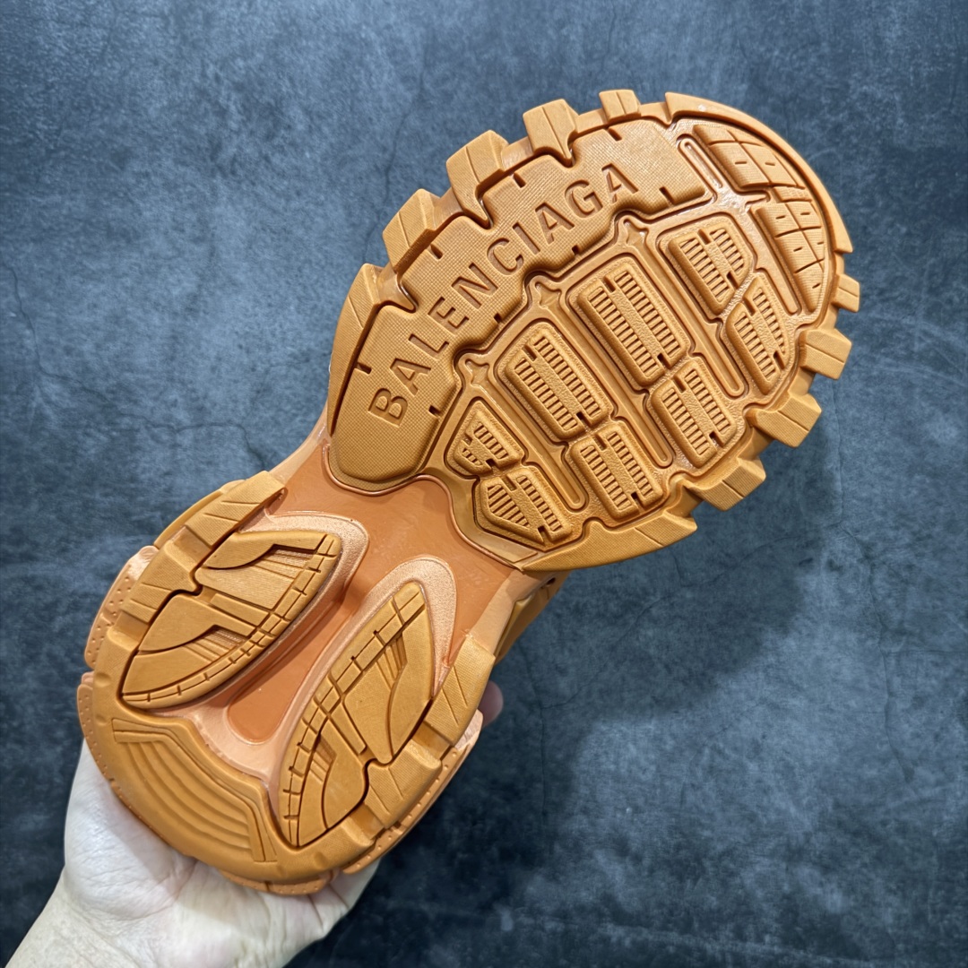 图片[9]-【TG版本】BALENCIAGA Track 巴黎世家三代复古老爹鞋 性价比最高版本 价格合理不杀猪 全套原纸板楦头开发 最原汁原味的灵魂版型 全鞋荧光划线卡点 胶水把控整洁度追求极致完美 每一双都是工艺品 多重QC质检 超越公司货的品控标准 实实在在的免检产品 原盒原配 正确字体电绣 粗细、位置、大小正确 侧边TPU 透气孔匹配意产原版 正确气垫分离大底 TPU软底 原版一致大底LOGO 立体感十足 原厂皮料水洗做旧 采购原厂网纱 该款鞋采用网眼布和尼龙制成 不含皮革 鞋舌饰有Track.2橡胶品牌标识 外侧饰有橡胶品牌标识 泡沫后帮压印品牌标识 外底正面压印BB标识 由176块饰片拼接而成的铰接式鞋面 侧面配金属质感网眼布 内面配有额外金属光泽饰件 包含1副鞋带和1副备用鞋带 后帮配有拉环鞋提 动态鞋底设计 为双脚带来后续的助力 正常尺码 尺码：35 36 37 38 39 40 41 42 43 44 45 46-选品中心