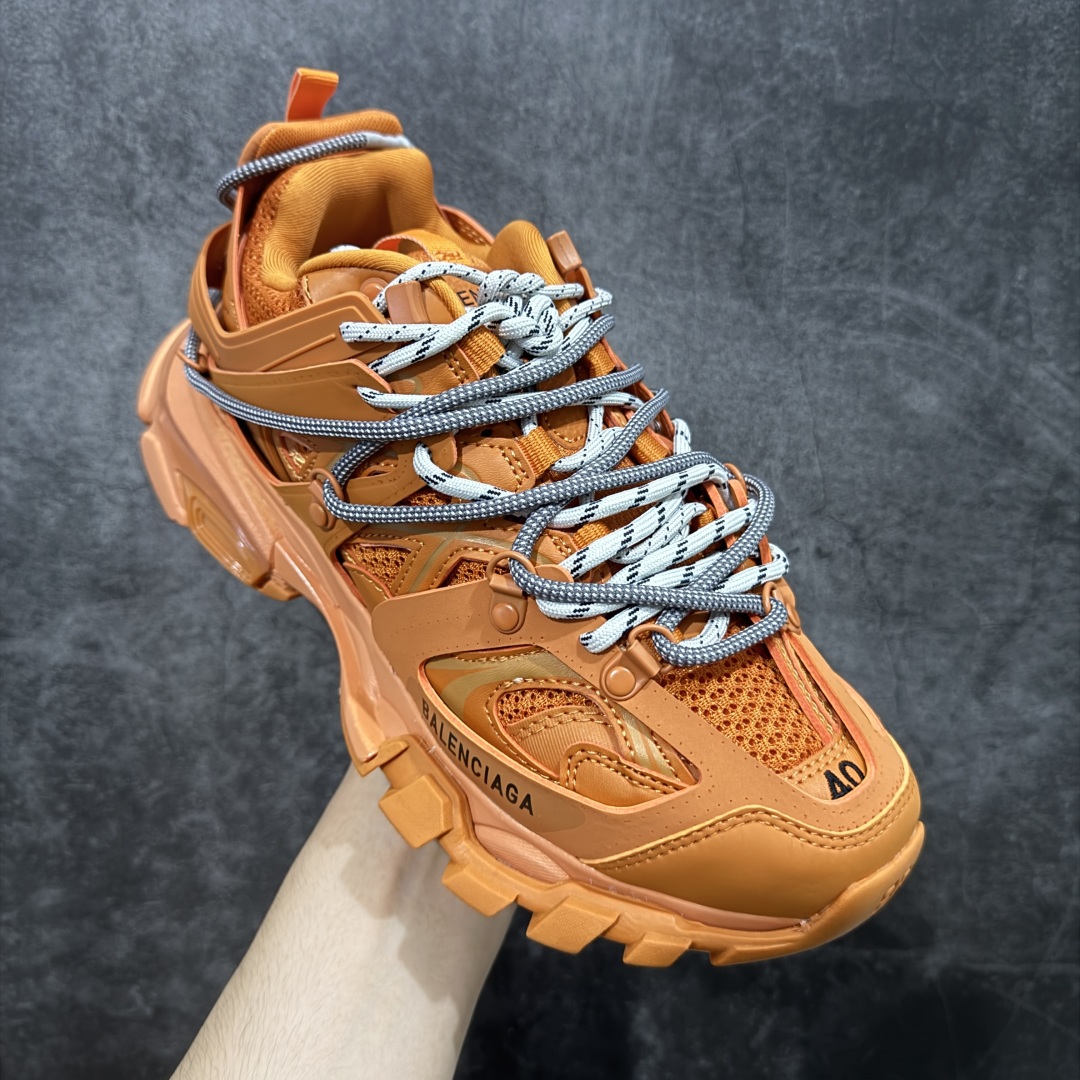 图片[3]-【TG版本】BALENCIAGA Track 巴黎世家三代复古老爹鞋 性价比最高版本 价格合理不杀猪 全套原纸板楦头开发 最原汁原味的灵魂版型 全鞋荧光划线卡点 胶水把控整洁度追求极致完美 每一双都是工艺品 多重QC质检 超越公司货的品控标准 实实在在的免检产品 原盒原配 正确字体电绣 粗细、位置、大小正确 侧边TPU 透气孔匹配意产原版 正确气垫分离大底 TPU软底 原版一致大底LOGO 立体感十足 原厂皮料水洗做旧 采购原厂网纱 该款鞋采用网眼布和尼龙制成 不含皮革 鞋舌饰有Track.2橡胶品牌标识 外侧饰有橡胶品牌标识 泡沫后帮压印品牌标识 外底正面压印BB标识 由176块饰片拼接而成的铰接式鞋面 侧面配金属质感网眼布 内面配有额外金属光泽饰件 包含1副鞋带和1副备用鞋带 后帮配有拉环鞋提 动态鞋底设计 为双脚带来后续的助力 正常尺码 尺码：35 36 37 38 39 40 41 42 43 44 45 46-选品中心