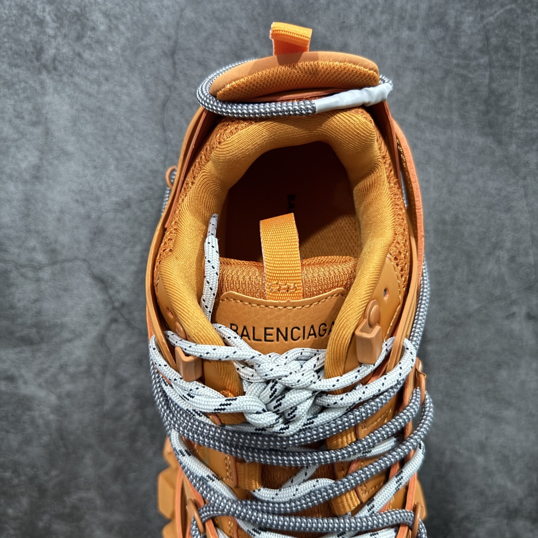 图片[8]-【TG版本】BALENCIAGA Track 巴黎世家三代复古老爹鞋 性价比最高版本 价格合理不杀猪 全套原纸板楦头开发 最原汁原味的灵魂版型 全鞋荧光划线卡点 胶水把控整洁度追求极致完美 每一双都是工艺品 多重QC质检 超越公司货的品控标准 实实在在的免检产品 原盒原配 正确字体电绣 粗细、位置、大小正确 侧边TPU 透气孔匹配意产原版 正确气垫分离大底 TPU软底 原版一致大底LOGO 立体感十足 原厂皮料水洗做旧 采购原厂网纱 该款鞋采用网眼布和尼龙制成 不含皮革 鞋舌饰有Track.2橡胶品牌标识 外侧饰有橡胶品牌标识 泡沫后帮压印品牌标识 外底正面压印BB标识 由176块饰片拼接而成的铰接式鞋面 侧面配金属质感网眼布 内面配有额外金属光泽饰件 包含1副鞋带和1副备用鞋带 后帮配有拉环鞋提 动态鞋底设计 为双脚带来后续的助力 正常尺码 尺码：35 36 37 38 39 40 41 42 43 44 45 46-选品中心