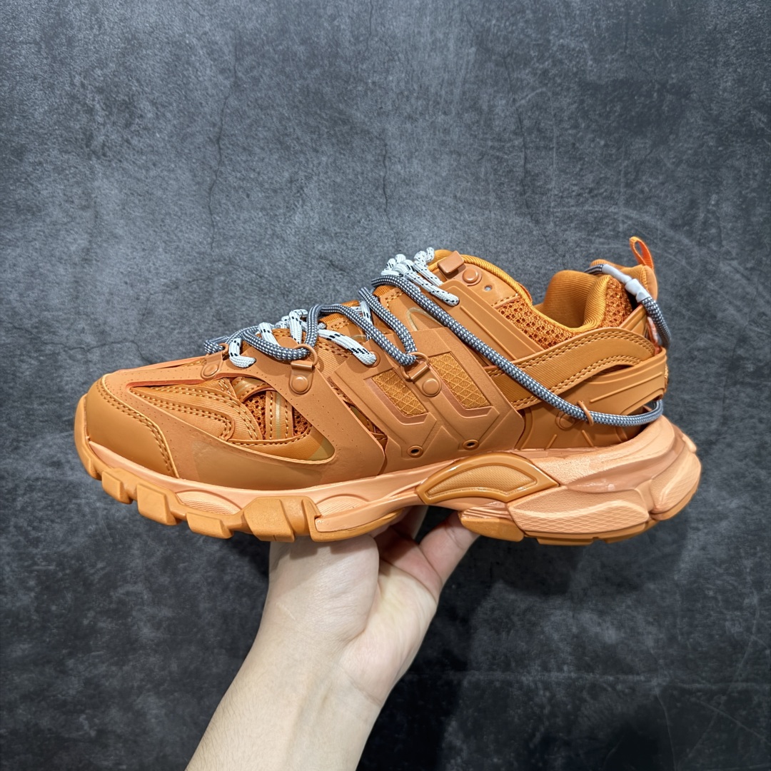 图片[2]-【TG版本】BALENCIAGA Track 巴黎世家三代复古老爹鞋 性价比最高版本 价格合理不杀猪 全套原纸板楦头开发 最原汁原味的灵魂版型 全鞋荧光划线卡点 胶水把控整洁度追求极致完美 每一双都是工艺品 多重QC质检 超越公司货的品控标准 实实在在的免检产品 原盒原配 正确字体电绣 粗细、位置、大小正确 侧边TPU 透气孔匹配意产原版 正确气垫分离大底 TPU软底 原版一致大底LOGO 立体感十足 原厂皮料水洗做旧 采购原厂网纱 该款鞋采用网眼布和尼龙制成 不含皮革 鞋舌饰有Track.2橡胶品牌标识 外侧饰有橡胶品牌标识 泡沫后帮压印品牌标识 外底正面压印BB标识 由176块饰片拼接而成的铰接式鞋面 侧面配金属质感网眼布 内面配有额外金属光泽饰件 包含1副鞋带和1副备用鞋带 后帮配有拉环鞋提 动态鞋底设计 为双脚带来后续的助力 正常尺码 尺码：35 36 37 38 39 40 41 42 43 44 45 46-选品中心