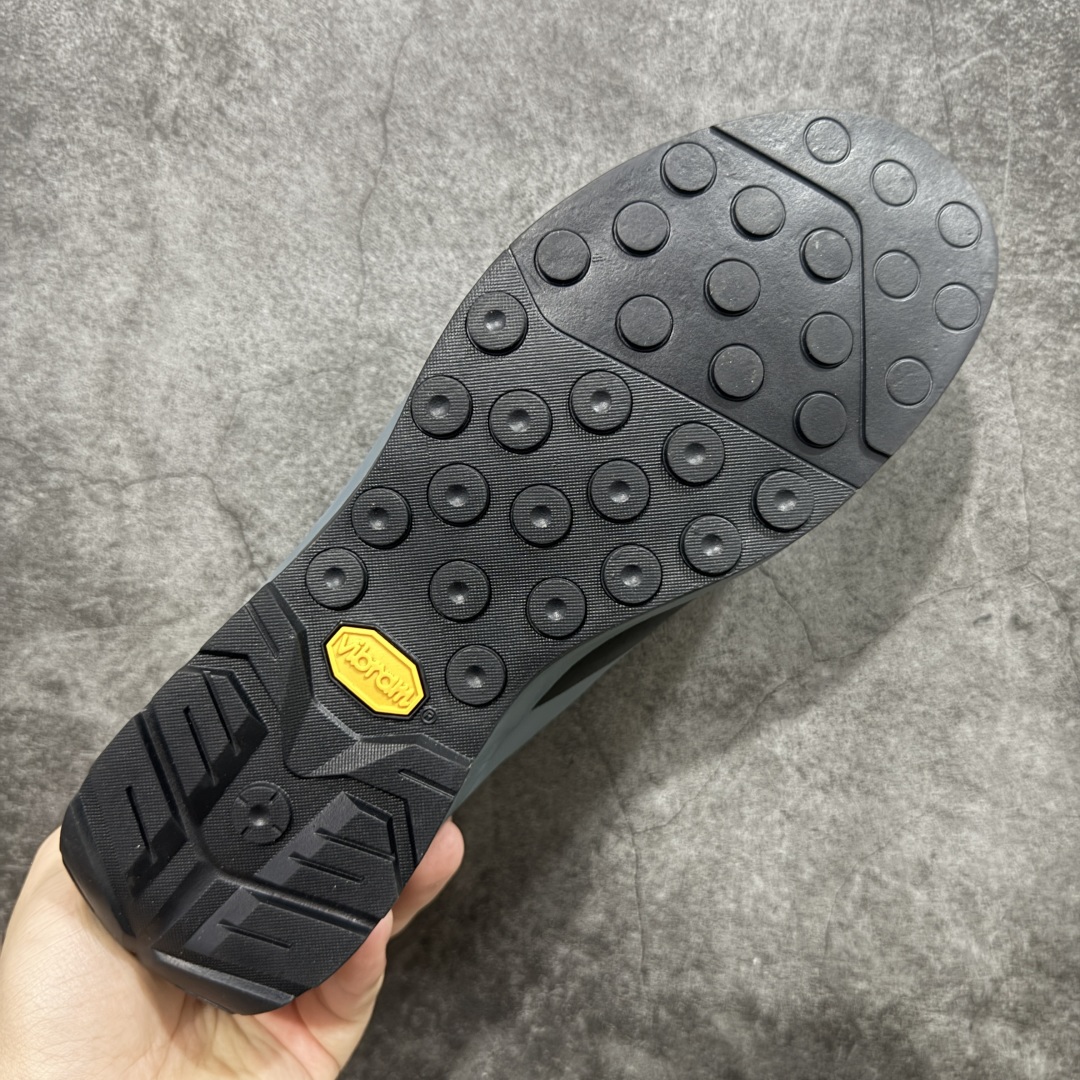 图片[9]-【公司级】ARC‘TERYX始祖鸟 KONSEAL LT 轻量 男子 登山鞋 夏季透气款 徒步 攀岩 徒步户外休闲鞋 上脚舒适轻便无负重感 四季百搭 始祖鸟 KONSEAL LT轻量户外鞋，这双鞋，不仅仅可以穿着逛街上班，更可以穿着徒步旅游甚至攀岩！说实话，没多少人真的会去攀岩，经我们试穿，这双鞋，日常穿也是非常舒服轻便！搭配日常的衣服完全不违和！结构中底TPU底盘，保护双脚。配置3D模具保护双脚+一体化系带系统，鞋面防撕裂网布、TPU保护膜和牛巴革合成面料，喜欢放心入！这种类型的鞋子咱们家超难得遇到一次，喜欢一定不要错过 尺码：39 40 41 42 43 44 45-选品中心