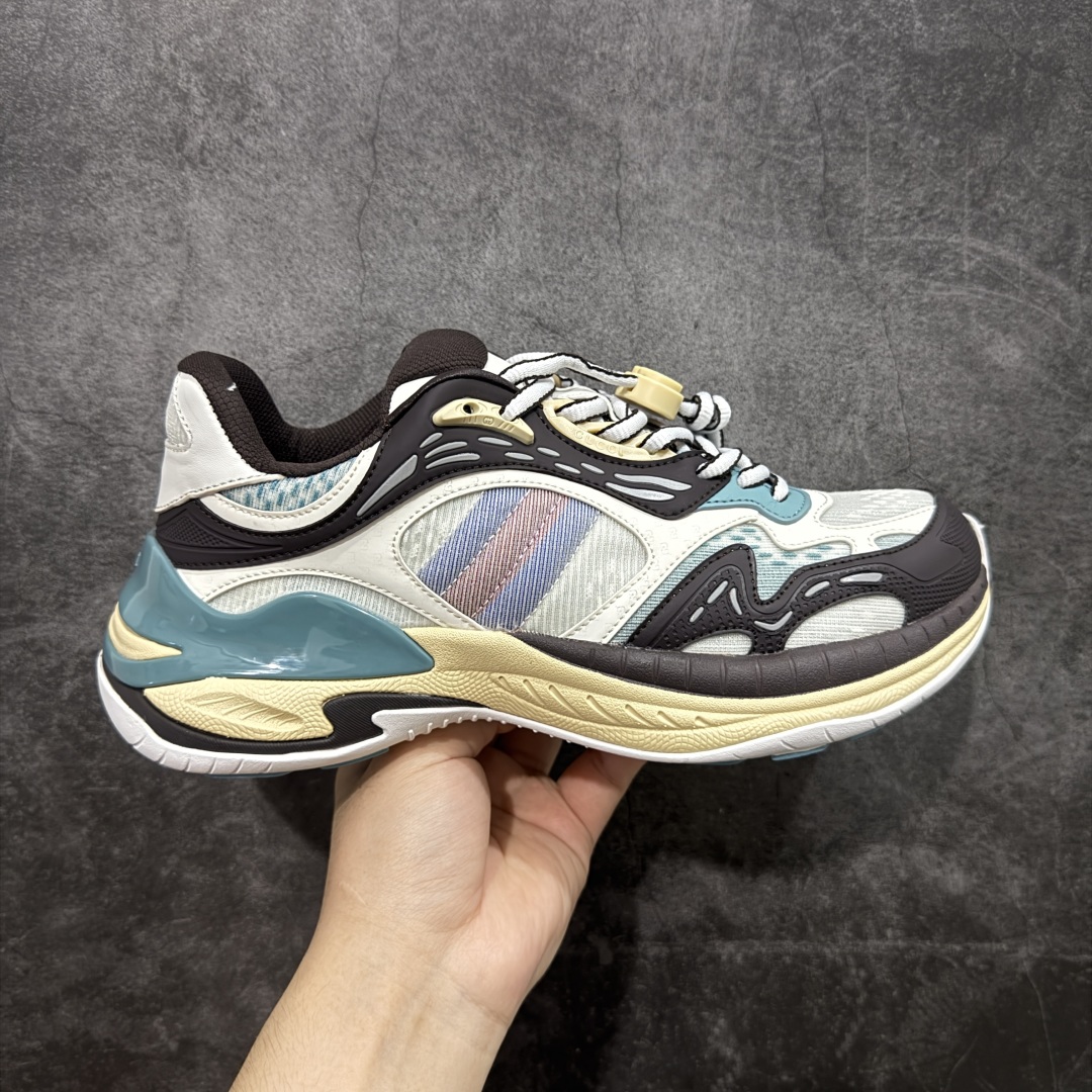 【广东纯原版本】GUCCI 古驰皮革圆头抽绳低帮生活休闲运动鞋 Gucci(古驰)是源于意大利的时装奢饰品牌,是全球奢侈品品牌之一。由古驰奥•古驰在1921年于意大利佛罗伦萨创办。古驰的严品包括时装、皮具、皮鞋、手表、领带、丝巾、香水、家居用品及宠物用品等,借由其独特的创意和革新,以及精湛的意大利工艺闻名于世。GUCCl品牌时装一向以高档、豪华、性感而闻名于世,以“身份与财富之象征”品牌形象成为富有上流社会的消费宠儿。古驰—-永恒而经典并深受明星们的青睐,品牌灵感源自演员,公主和名媛等杰出女性。 尺码:36 37 38 39 40 41 42 43 44 45-选品中心