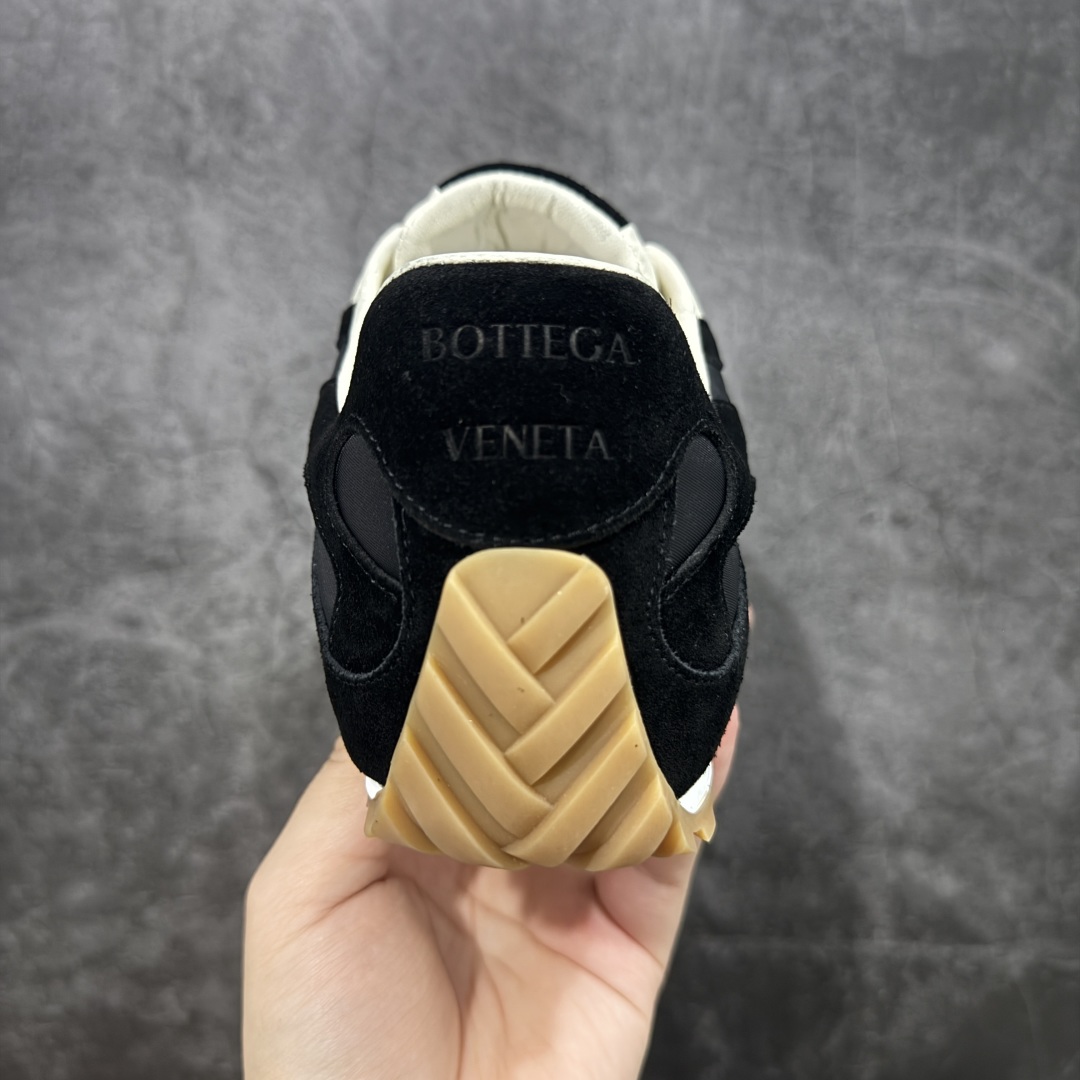 图片[4]-【莞产礼盒版】BOTTEGA VENETA Orbit Runner BV葆蝶家时尚休闲王一博同款老爹鞋运动鞋 原版开发 一比一打造 高端礼盒装 相似度百分之99以上 市场一梯队级别品质 区别市场任何标文顶级品质版本 采用轻质科技网布面料 搭配几何图案设计橡胶外底 王炸系列 高版本 认准套包工艺 实际增高很多哦 还是一样显腿细非常nice 耐玩耐造 对标对版 套包鞋工艺 认准高版本 大底选用拼色TPU大底 配置原版包装 尺码：35 36 37 38 39 40 41 42 43 44 45-选品中心