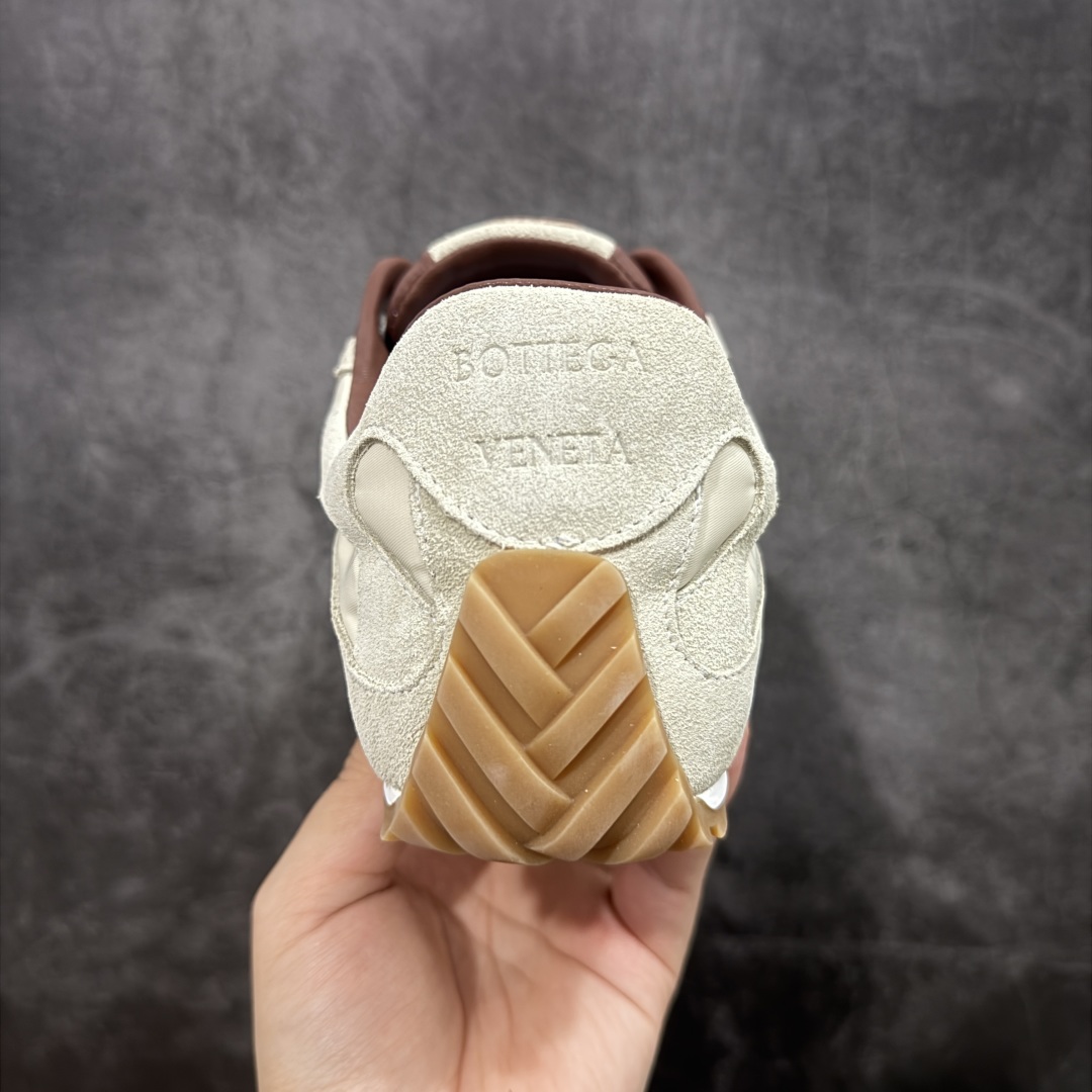 图片[4]-【莞产礼盒版】BOTTEGA VENETA Orbit Runner BV葆蝶家时尚休闲王一博同款老爹鞋运动鞋 原版开发 一比一打造 高端礼盒装 相似度百分之99以上 市场一梯队级别品质 区别市场任何标文顶级品质版本 采用轻质科技网布面料 搭配几何图案设计橡胶外底 王炸系列 高版本 认准套包工艺 实际增高很多哦 还是一样显腿细非常nice 耐玩耐造 对标对版 套包鞋工艺 认准高版本 大底选用拼色TPU大底 配置原版包装 尺码：35 36 37 38 39 40 41 42 43 44 45-选品中心