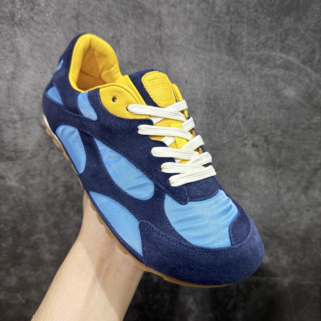 图片[3]-【莞产礼盒版】BOTTEGA VENETA Orbit Runner BV葆蝶家时尚休闲王一博同款老爹鞋运动鞋 原版开发 一比一打造 高端礼盒装 相似度百分之99以上 市场一梯队级别品质 区别市场任何标文顶级品质版本 采用轻质科技网布面料 搭配几何图案设计橡胶外底 王炸系列 高版本 认准套包工艺 实际增高很多哦 还是一样显腿细非常nice 耐玩耐造 对标对版 套包鞋工艺 认准高版本 大底选用拼色TPU大底 配置原版包装 尺码：35 36 37 38 39 40 41 42 43 44 45-选品中心