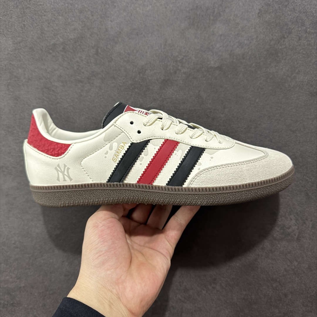 【定制版】adidas originals Samba OG x MLB 桑巴舞系列复古经典轻便板鞋 此款以简约大方的造型设计 给人以随性休闲的时尚格调 穿着舒适轻便，运动灵活自如 满足日常个性穿搭 货号：GJ75812 尺码：36 36.5 37 38 38.5 39 40 40.5 41 42 42.5 43 44 44.5 45-选品中心