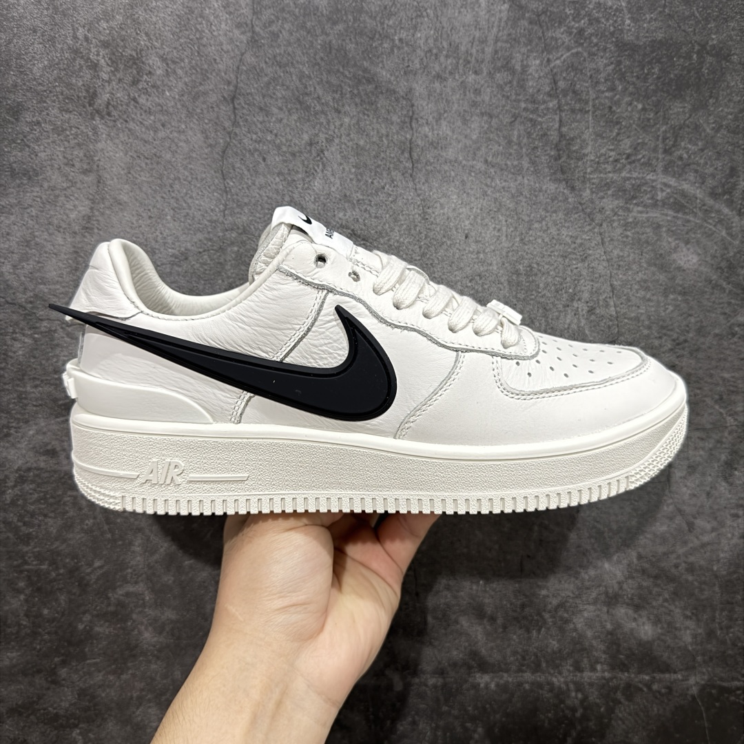 【OWF外贸版】Ambush x AF1 Air Force 1 Low 空军一号低帮运动板鞋 联名大钩白色 DV3464-002 独家正确版 完美出品 高端外贸 零售客户首选 AMBUSH X AF1 Low 联名款 第一色已入库 后续配色陆续出 顶流 原鞋开版 耗时3个月匠心打造 原厂进口纳帕皮料 人工甩皮 全新正确RB原大底 上手上脚复刻正品质感 尺码: 36-47.5-选品中心