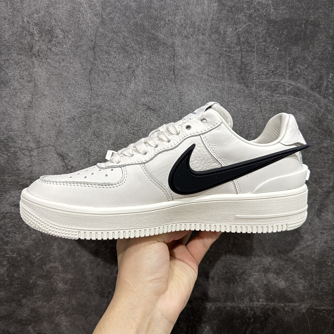 图片[2]-【OWF外贸版】Ambush x AF1 Air Force 1 Low 空军一号低帮运动板鞋 联名大钩白色 DV3464-002 独家正确版 完美出品 高端外贸 零售客户首选 AMBUSH X AF1 Low 联名款 第一色已入库 后续配色陆续出 顶流 原鞋开版 耗时3个月匠心打造 原厂进口纳帕皮料 人工甩皮 全新正确RB原大底 上手上脚复刻正品质感 尺码： 36-47.5-选品中心