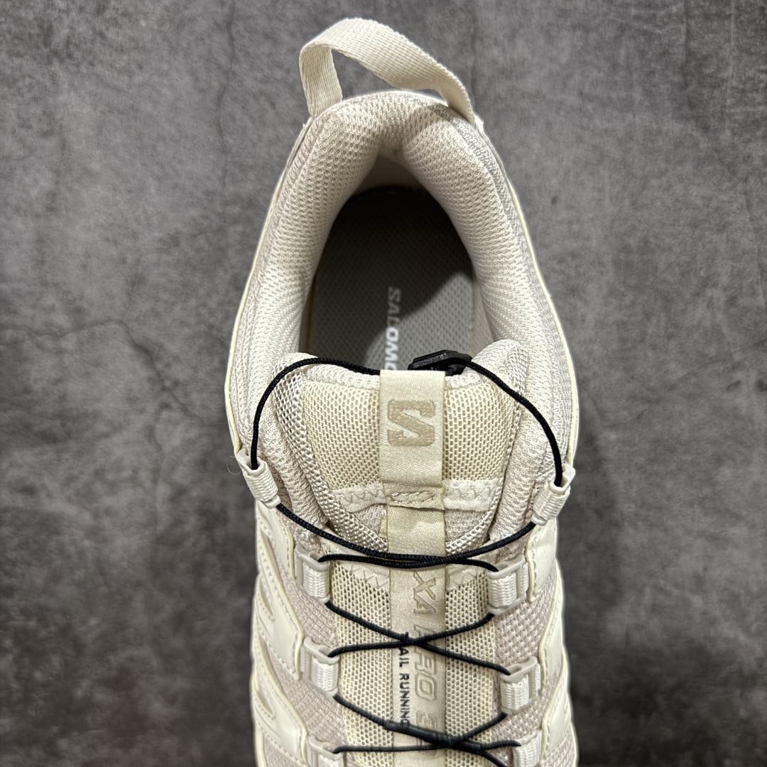 图片[8]-【666版本】SALOMON 萨洛蒙 XA PRO 3D 户外运动 网布减震防滑透气 低帮跑步鞋 男女同款 白色 477396 全新品质 巅峰之作 所有配色均购物原版拆解1：1开发 原材料打造 非市场公版便宜货 私模大底 清洁度比市场所有版本都高 全套原纸板楦头开发 原厂网布配套 确保原汁原味 完美呈现版型 原档数据独家私模五层组合大底 男女鞋同步官方开发至46 原装Ortholite轻量化鞋垫 中底布带钢印编号 原厂TPU锁扣 进口港宝加持 后跟自然饱满 还原公司包裹性 鞋面采用SENSIFT贴合技术 全方位贴合包裹脚型 鞋跟部鞋底牵引设计 提供强大的抓地性能 更适应野外崎岖不平的道路 其3D ADVANCED CHASSIS底盘 材料轻量大化 钉齿设计更具稳定性 防护性 鞋底易磨损区运用CONTAGRIP高耐磨材料 应对城市硬质路面长距离跑考验 尺码：36 36.5 37.5 38 38.5 39 40 40.5 41 42 42.5 43 44 45 46-选品中心