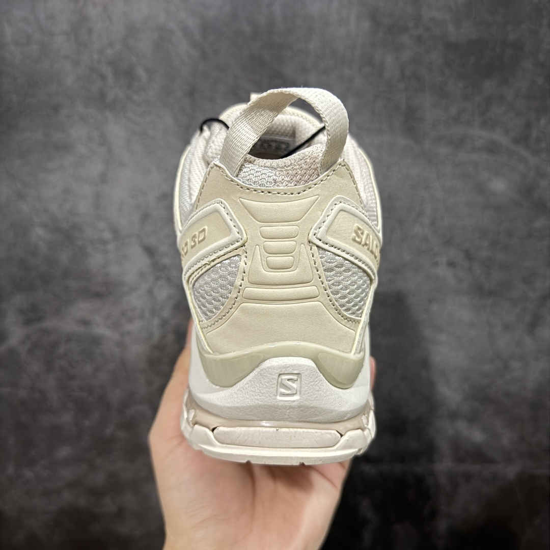 图片[4]-【666版本】SALOMON 萨洛蒙 XA PRO 3D 户外运动 网布减震防滑透气 低帮跑步鞋 男女同款 白色 477396 全新品质 巅峰之作 所有配色均购物原版拆解1：1开发 原材料打造 非市场公版便宜货 私模大底 清洁度比市场所有版本都高 全套原纸板楦头开发 原厂网布配套 确保原汁原味 完美呈现版型 原档数据独家私模五层组合大底 男女鞋同步官方开发至46 原装Ortholite轻量化鞋垫 中底布带钢印编号 原厂TPU锁扣 进口港宝加持 后跟自然饱满 还原公司包裹性 鞋面采用SENSIFT贴合技术 全方位贴合包裹脚型 鞋跟部鞋底牵引设计 提供强大的抓地性能 更适应野外崎岖不平的道路 其3D ADVANCED CHASSIS底盘 材料轻量大化 钉齿设计更具稳定性 防护性 鞋底易磨损区运用CONTAGRIP高耐磨材料 应对城市硬质路面长距离跑考验 尺码：36 36.5 37.5 38 38.5 39 40 40.5 41 42 42.5 43 44 45 46-选品中心