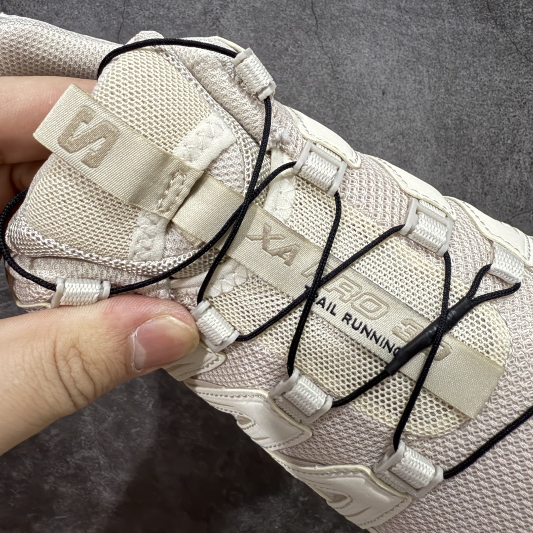 图片[6]-【666版本】SALOMON 萨洛蒙 XA PRO 3D 户外运动 网布减震防滑透气 低帮跑步鞋 男女同款 白色 477396 全新品质 巅峰之作 所有配色均购物原版拆解1：1开发 原材料打造 非市场公版便宜货 私模大底 清洁度比市场所有版本都高 全套原纸板楦头开发 原厂网布配套 确保原汁原味 完美呈现版型 原档数据独家私模五层组合大底 男女鞋同步官方开发至46 原装Ortholite轻量化鞋垫 中底布带钢印编号 原厂TPU锁扣 进口港宝加持 后跟自然饱满 还原公司包裹性 鞋面采用SENSIFT贴合技术 全方位贴合包裹脚型 鞋跟部鞋底牵引设计 提供强大的抓地性能 更适应野外崎岖不平的道路 其3D ADVANCED CHASSIS底盘 材料轻量大化 钉齿设计更具稳定性 防护性 鞋底易磨损区运用CONTAGRIP高耐磨材料 应对城市硬质路面长距离跑考验 尺码：36 36.5 37.5 38 38.5 39 40 40.5 41 42 42.5 43 44 45 46-选品中心