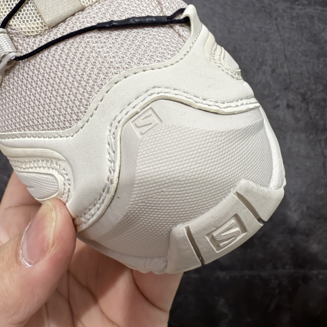 图片[5]-【666版本】SALOMON 萨洛蒙 XA PRO 3D 户外运动 网布减震防滑透气 低帮跑步鞋 男女同款 白色 477396 全新品质 巅峰之作 所有配色均购物原版拆解1：1开发 原材料打造 非市场公版便宜货 私模大底 清洁度比市场所有版本都高 全套原纸板楦头开发 原厂网布配套 确保原汁原味 完美呈现版型 原档数据独家私模五层组合大底 男女鞋同步官方开发至46 原装Ortholite轻量化鞋垫 中底布带钢印编号 原厂TPU锁扣 进口港宝加持 后跟自然饱满 还原公司包裹性 鞋面采用SENSIFT贴合技术 全方位贴合包裹脚型 鞋跟部鞋底牵引设计 提供强大的抓地性能 更适应野外崎岖不平的道路 其3D ADVANCED CHASSIS底盘 材料轻量大化 钉齿设计更具稳定性 防护性 鞋底易磨损区运用CONTAGRIP高耐磨材料 应对城市硬质路面长距离跑考验 尺码：36 36.5 37.5 38 38.5 39 40 40.5 41 42 42.5 43 44 45 46-选品中心