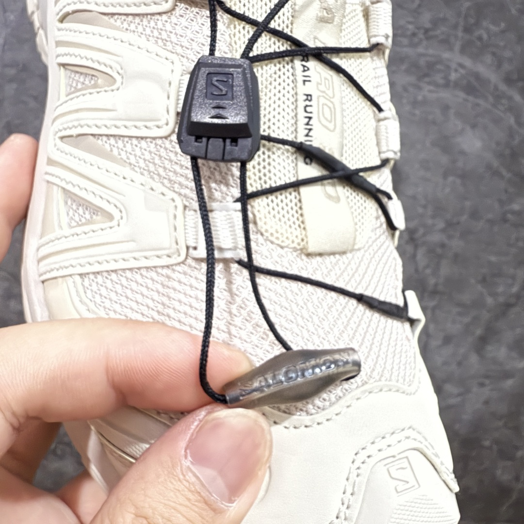 图片[9]-【666版本】SALOMON 萨洛蒙 XA PRO 3D 户外运动 网布减震防滑透气 低帮跑步鞋 男女同款 白色 477396 全新品质 巅峰之作 所有配色均购物原版拆解1：1开发 原材料打造 非市场公版便宜货 私模大底 清洁度比市场所有版本都高 全套原纸板楦头开发 原厂网布配套 确保原汁原味 完美呈现版型 原档数据独家私模五层组合大底 男女鞋同步官方开发至46 原装Ortholite轻量化鞋垫 中底布带钢印编号 原厂TPU锁扣 进口港宝加持 后跟自然饱满 还原公司包裹性 鞋面采用SENSIFT贴合技术 全方位贴合包裹脚型 鞋跟部鞋底牵引设计 提供强大的抓地性能 更适应野外崎岖不平的道路 其3D ADVANCED CHASSIS底盘 材料轻量大化 钉齿设计更具稳定性 防护性 鞋底易磨损区运用CONTAGRIP高耐磨材料 应对城市硬质路面长距离跑考验 尺码：36 36.5 37.5 38 38.5 39 40 40.5 41 42 42.5 43 44 45 46-选品中心