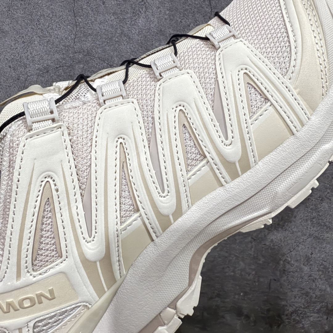 图片[4]-【666版本】SALOMON 萨洛蒙 XA PRO 3D 户外运动 网布减震防滑透气 低帮跑步鞋 男女同款 白色 477396 全新品质 巅峰之作 所有配色均购物原版拆解1：1开发 原材料打造 非市场公版便宜货 私模大底 清洁度比市场所有版本都高 全套原纸板楦头开发 原厂网布配套 确保原汁原味 完美呈现版型 原档数据独家私模五层组合大底 男女鞋同步官方开发至46 原装Ortholite轻量化鞋垫 中底布带钢印编号 原厂TPU锁扣 进口港宝加持 后跟自然饱满 还原公司包裹性 鞋面采用SENSIFT贴合技术 全方位贴合包裹脚型 鞋跟部鞋底牵引设计 提供强大的抓地性能 更适应野外崎岖不平的道路 其3D ADVANCED CHASSIS底盘 材料轻量大化 钉齿设计更具稳定性 防护性 鞋底易磨损区运用CONTAGRIP高耐磨材料 应对城市硬质路面长距离跑考验 尺码：36 36.5 37.5 38 38.5 39 40 40.5 41 42 42.5 43 44 45 46-选品中心