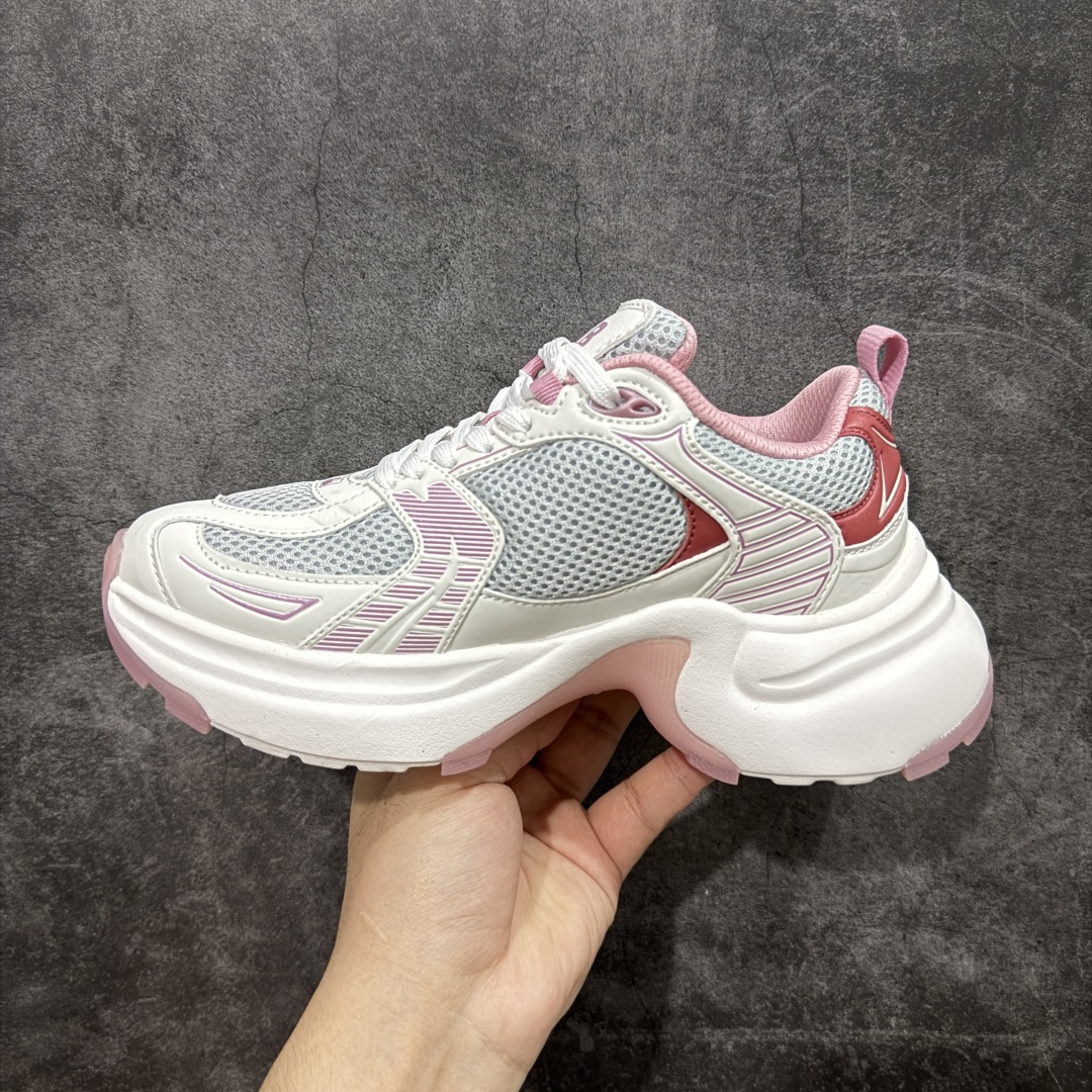 图片[2]-【纯原订单】MLB Winner Chunky 25新款 NY百搭舒适休闲潮流运动厚底增高 防滑耐磨 低帮 老爹鞋 男女同款 银色 潮流厚底时尚街头赛博老爹鞋 MLB官方同步出货 虞书欣等众多潮流明星同款 高弹双层MD大底 原楦原档案数据开发版型（完美鞋头弧度/后套收口效果🆚市面文案版本‼️） 原厂立体填充鞋舌海绵 中底注胶孔原数据开发模具大底原厂转印标市面上唯一纯原版本 原材料打造 内增高6cm 原厂1：1模具开发 原厂进口纳米材质 原盒雷射防伪标包装 天猫订单品质 官网尺码：35 36 36.5 37.5 38 38.5 39 40 40.5 41 42 42.5 43 44 45-选品中心