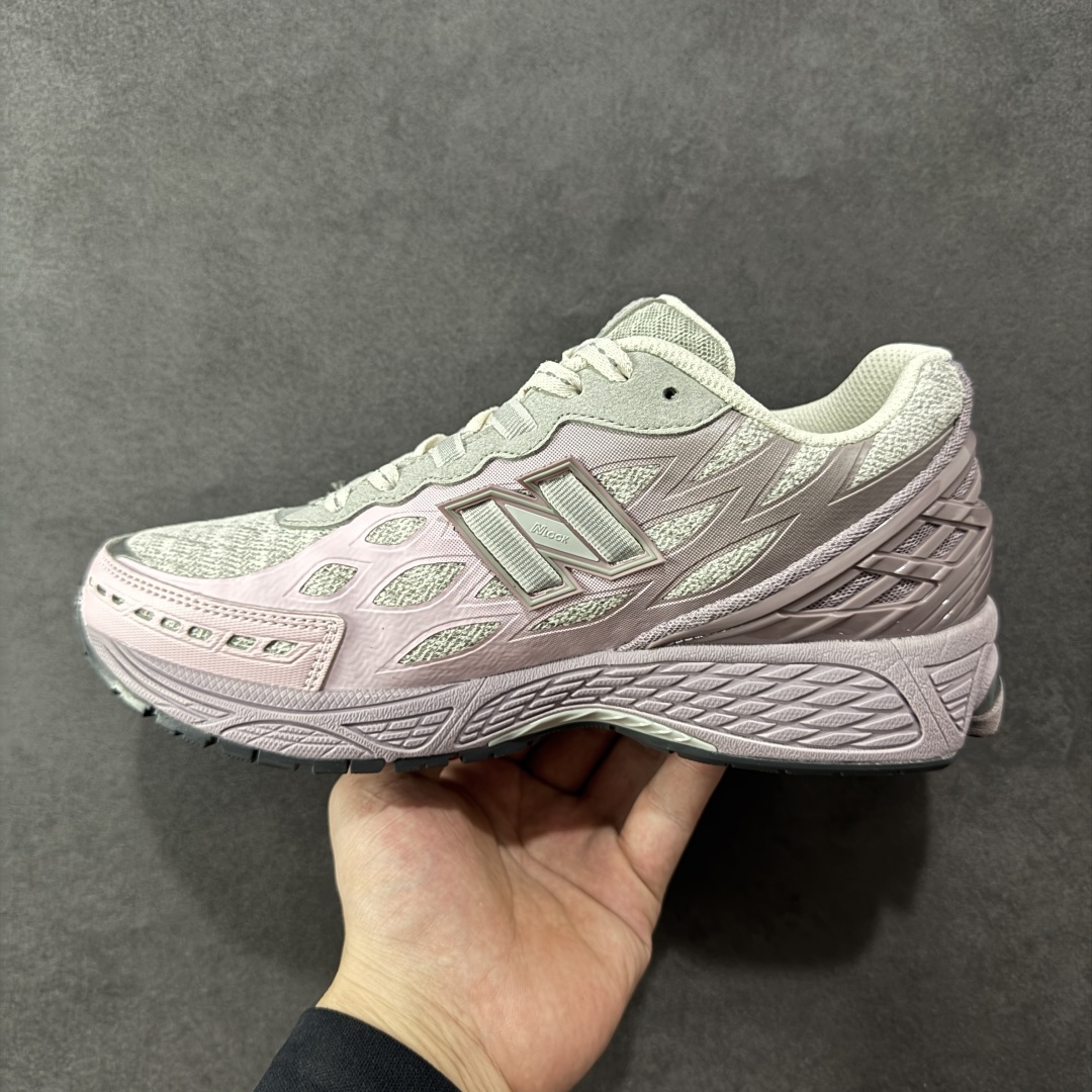 图片[2]-【纯原版】NB新百伦New Balance M1906R U1906WFA 系列复古老爹风休闲运动慢跑鞋 采用轻质牛剖革拼接透气网眼衬垫织物鞋面材质#T-Beam大底提供足步弓支撑，保持步态稳定#后跟搭载外露缓震胶 鞋身整体以各种深浅不一的灰色覆盖，鞋头以淡蓝色调装饰，网眼衬垫通过不规律的色块实现做旧的美感，泛黄的鞋底更是进一步增添了复古气息。 尺码：36 37 37.5 38 38.5 39.5 40 40.5 41.5 42 42.5 43 44 45 46.5-选品中心