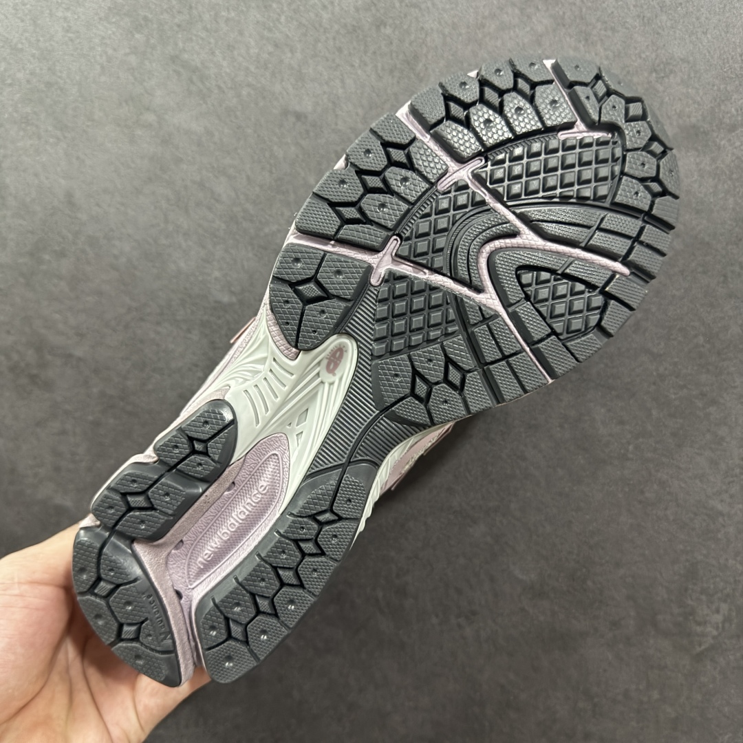 图片[9]-【纯原版】NB新百伦New Balance M1906R U1906WFA 系列复古老爹风休闲运动慢跑鞋 采用轻质牛剖革拼接透气网眼衬垫织物鞋面材质#T-Beam大底提供足步弓支撑，保持步态稳定#后跟搭载外露缓震胶 鞋身整体以各种深浅不一的灰色覆盖，鞋头以淡蓝色调装饰，网眼衬垫通过不规律的色块实现做旧的美感，泛黄的鞋底更是进一步增添了复古气息。 尺码：36 37 37.5 38 38.5 39.5 40 40.5 41.5 42 42.5 43 44 45 46.5-选品中心