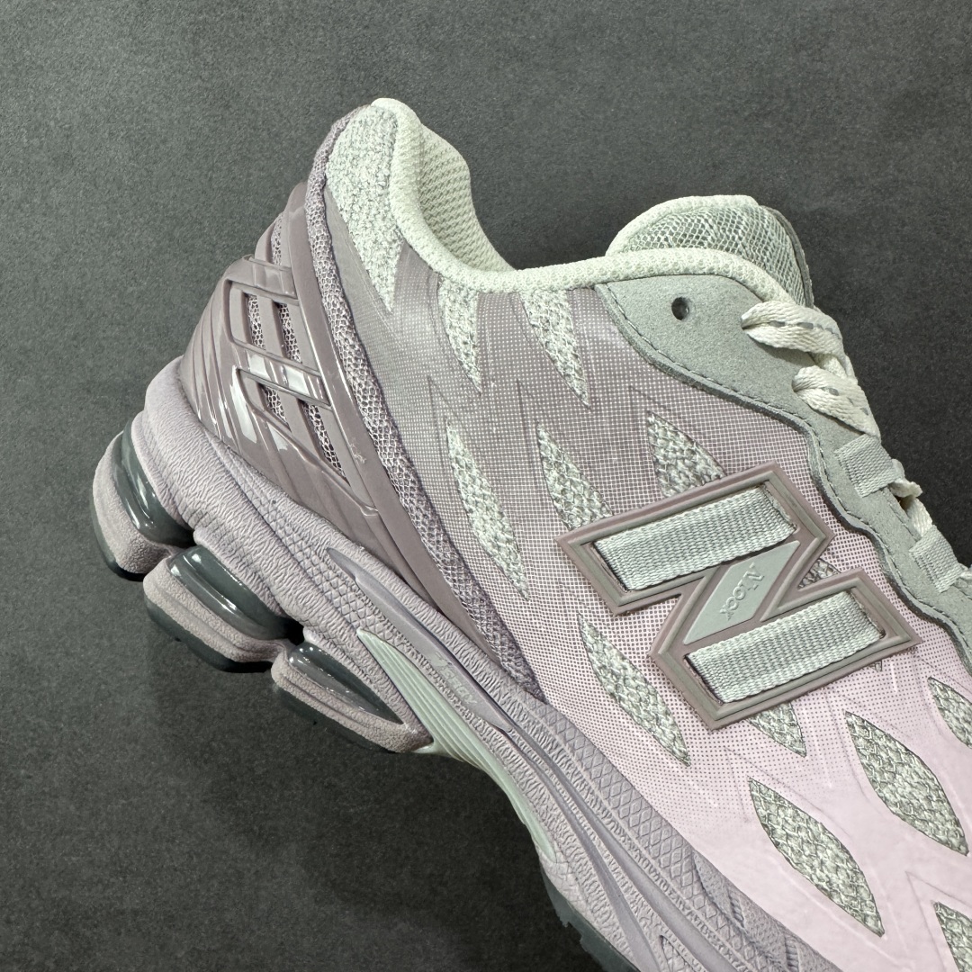 图片[6]-【纯原版】NB新百伦New Balance M1906R U1906WFA 系列复古老爹风休闲运动慢跑鞋 采用轻质牛剖革拼接透气网眼衬垫织物鞋面材质#T-Beam大底提供足步弓支撑，保持步态稳定#后跟搭载外露缓震胶 鞋身整体以各种深浅不一的灰色覆盖，鞋头以淡蓝色调装饰，网眼衬垫通过不规律的色块实现做旧的美感，泛黄的鞋底更是进一步增添了复古气息。 尺码：36 37 37.5 38 38.5 39.5 40 40.5 41.5 42 42.5 43 44 45 46.5-选品中心