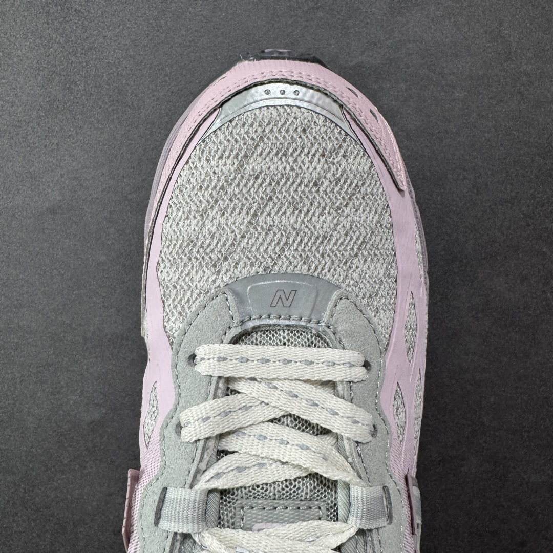 图片[8]-【纯原版】NB新百伦New Balance M1906R U1906WFA 系列复古老爹风休闲运动慢跑鞋 采用轻质牛剖革拼接透气网眼衬垫织物鞋面材质#T-Beam大底提供足步弓支撑，保持步态稳定#后跟搭载外露缓震胶 鞋身整体以各种深浅不一的灰色覆盖，鞋头以淡蓝色调装饰，网眼衬垫通过不规律的色块实现做旧的美感，泛黄的鞋底更是进一步增添了复古气息。 尺码：36 37 37.5 38 38.5 39.5 40 40.5 41.5 42 42.5 43 44 45 46.5-选品中心