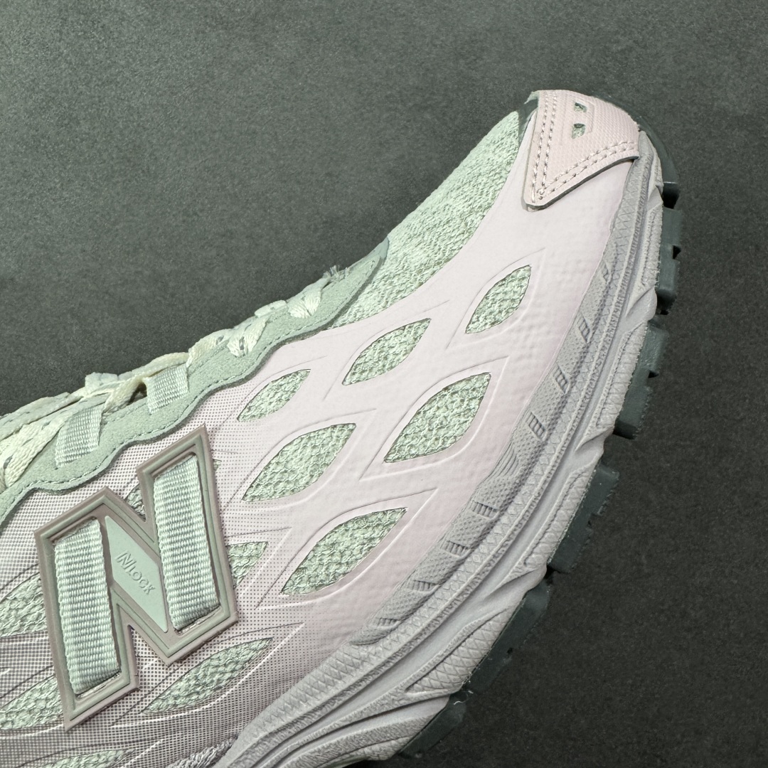 图片[5]-【纯原版】NB新百伦New Balance M1906R U1906WFA 系列复古老爹风休闲运动慢跑鞋 采用轻质牛剖革拼接透气网眼衬垫织物鞋面材质#T-Beam大底提供足步弓支撑，保持步态稳定#后跟搭载外露缓震胶 鞋身整体以各种深浅不一的灰色覆盖，鞋头以淡蓝色调装饰，网眼衬垫通过不规律的色块实现做旧的美感，泛黄的鞋底更是进一步增添了复古气息。 尺码：36 37 37.5 38 38.5 39.5 40 40.5 41.5 42 42.5 43 44 45 46.5-选品中心