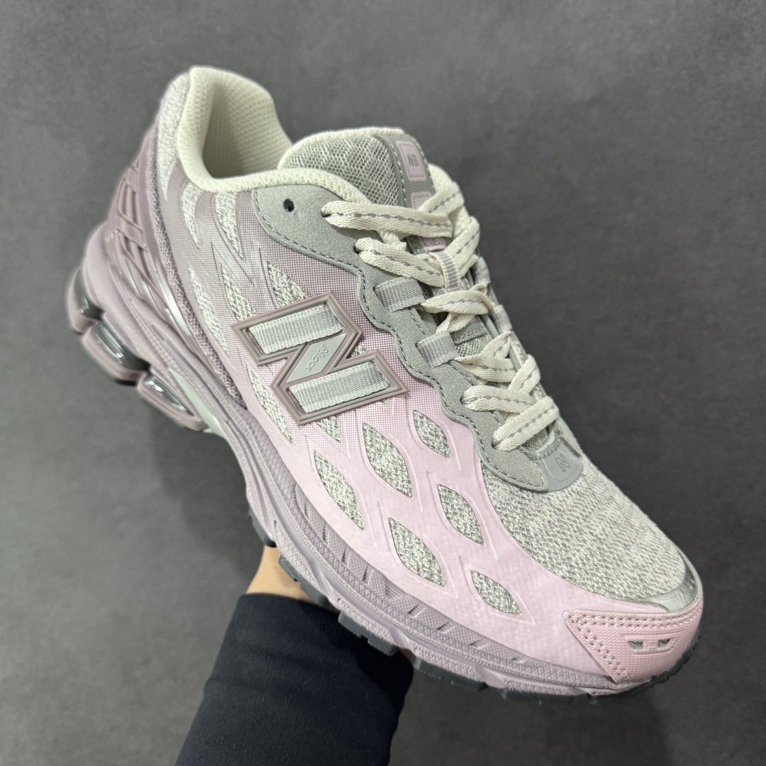 图片[3]-【纯原版】NB新百伦New Balance M1906R U1906WFA 系列复古老爹风休闲运动慢跑鞋 采用轻质牛剖革拼接透气网眼衬垫织物鞋面材质#T-Beam大底提供足步弓支撑，保持步态稳定#后跟搭载外露缓震胶 鞋身整体以各种深浅不一的灰色覆盖，鞋头以淡蓝色调装饰，网眼衬垫通过不规律的色块实现做旧的美感，泛黄的鞋底更是进一步增添了复古气息。 尺码：36 37 37.5 38 38.5 39.5 40 40.5 41.5 42 42.5 43 44 45 46.5-选品中心