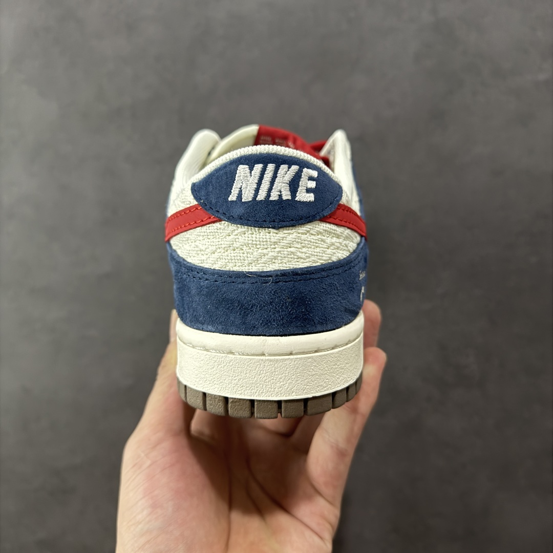图片[4]-【定制版】海外爆款限量发售！高端定制Nike SB Dunk Low “Supreme联名—帆布白蓝红钩”高端定制 低帮休闲板鞋 定制鞋盒 大厂纯原品质出货 超高清洁度 皮料切割干净无任何毛边 细节完美 货号：XD1588-220 尺码：36 36.5 37.5 38 38.5 39 40 40.5 41 42 42.5 43 44 44.5 45-选品中心