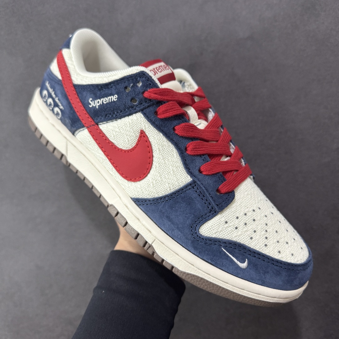 图片[3]-【定制版】海外爆款限量发售！高端定制Nike SB Dunk Low “Supreme联名—帆布白蓝红钩”高端定制 低帮休闲板鞋 定制鞋盒 大厂纯原品质出货 超高清洁度 皮料切割干净无任何毛边 细节完美 货号：XD1588-220 尺码：36 36.5 37.5 38 38.5 39 40 40.5 41 42 42.5 43 44 44.5 45-选品中心
