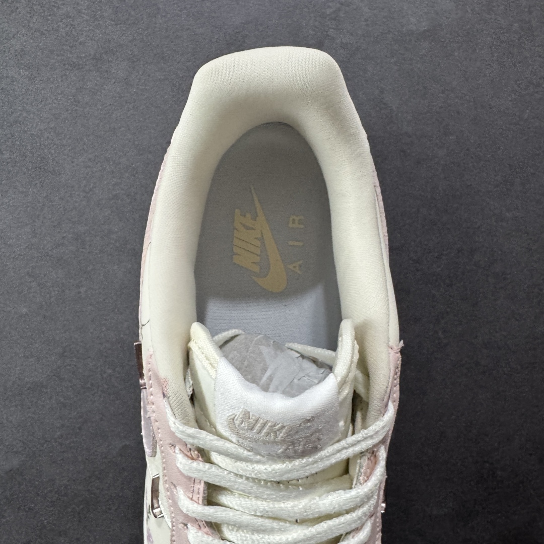 图片[7]-【定制版】Nike Air Force 1\’07 Low \”Light Pink Flowers\” 手绘涂鸦 浅粉漫花 空军一号低帮休闲运动板鞋 FV8110-182  #鞋身漫布精致小花，似把花园缀于足间。金属细节添几分酷感，却未掩清新。是街头潮流与温柔花意的奇妙碰撞，穿上它，每一步都像踩着花瓣漫步，把浅粉浪漫穿在脚下，随时开启一场关于青春与美好的行走叙事，让日常穿搭自带诗意花漾  尺码：36 36.5 37.5 38 38.5 39 40 40.5 41 42 42.5 43 44 44.5 45-选品中心