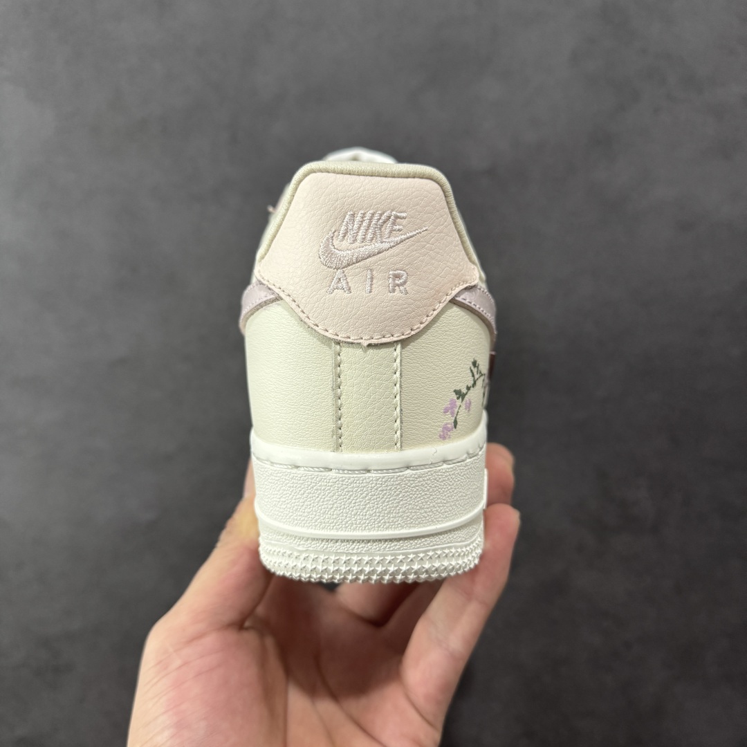 图片[4]-【定制版】Nike Air Force 1\’07 Low \”Light Pink Flowers\” 手绘涂鸦 浅粉漫花 空军一号低帮休闲运动板鞋 FV8110-182  #鞋身漫布精致小花，似把花园缀于足间。金属细节添几分酷感，却未掩清新。是街头潮流与温柔花意的奇妙碰撞，穿上它，每一步都像踩着花瓣漫步，把浅粉浪漫穿在脚下，随时开启一场关于青春与美好的行走叙事，让日常穿搭自带诗意花漾  尺码：36 36.5 37.5 38 38.5 39 40 40.5 41 42 42.5 43 44 44.5 45-选品中心
