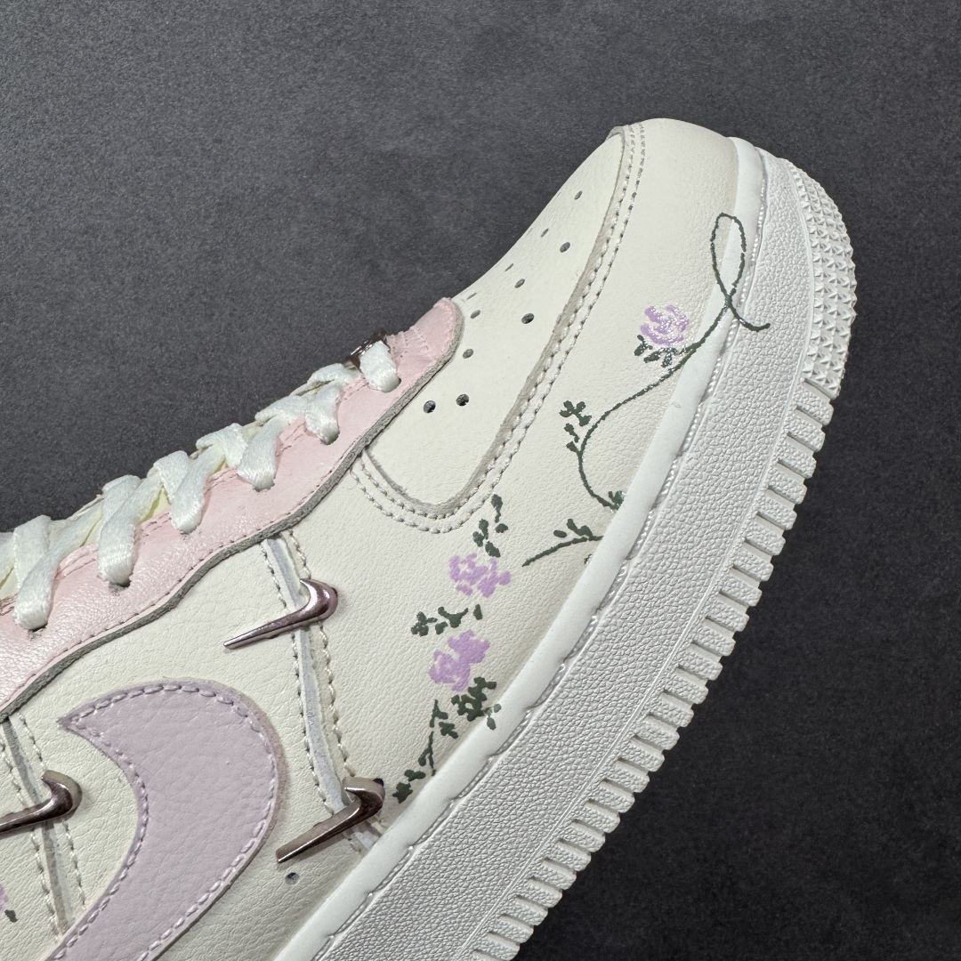 图片[5]-【定制版】Nike Air Force 1\’07 Low \”Light Pink Flowers\” 手绘涂鸦 浅粉漫花 空军一号低帮休闲运动板鞋 FV8110-182  #鞋身漫布精致小花，似把花园缀于足间。金属细节添几分酷感，却未掩清新。是街头潮流与温柔花意的奇妙碰撞，穿上它，每一步都像踩着花瓣漫步，把浅粉浪漫穿在脚下，随时开启一场关于青春与美好的行走叙事，让日常穿搭自带诗意花漾  尺码：36 36.5 37.5 38 38.5 39 40 40.5 41 42 42.5 43 44 44.5 45-选品中心
