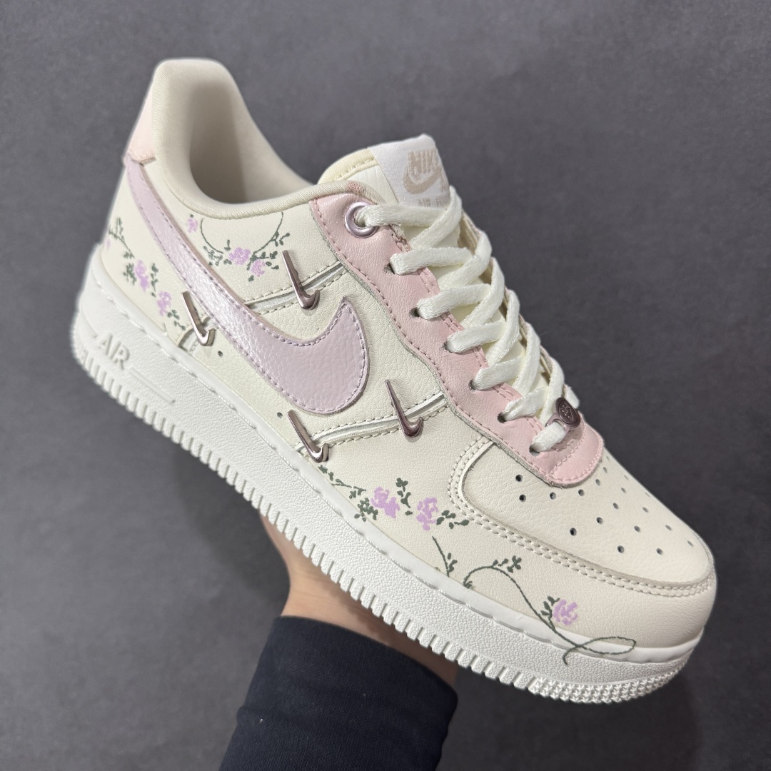 图片[3]-【定制版】Nike Air Force 1\’07 Low \”Light Pink Flowers\” 手绘涂鸦 浅粉漫花 空军一号低帮休闲运动板鞋 FV8110-182  #鞋身漫布精致小花，似把花园缀于足间。金属细节添几分酷感，却未掩清新。是街头潮流与温柔花意的奇妙碰撞，穿上它，每一步都像踩着花瓣漫步，把浅粉浪漫穿在脚下，随时开启一场关于青春与美好的行走叙事，让日常穿搭自带诗意花漾  尺码：36 36.5 37.5 38 38.5 39 40 40.5 41 42 42.5 43 44 44.5 45-选品中心