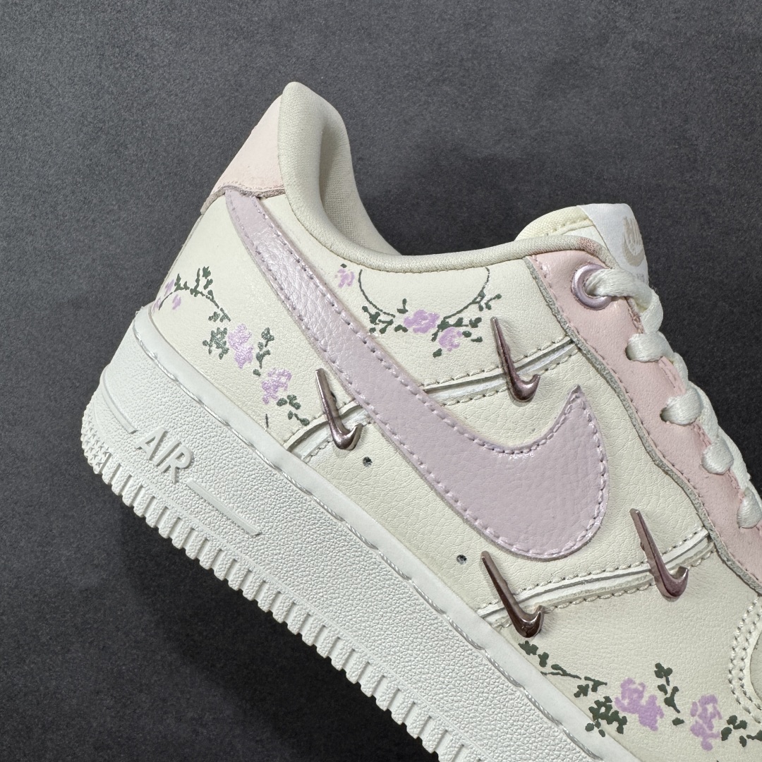 图片[6]-【定制版】Nike Air Force 1\’07 Low \”Light Pink Flowers\” 手绘涂鸦 浅粉漫花 空军一号低帮休闲运动板鞋 FV8110-182  #鞋身漫布精致小花，似把花园缀于足间。金属细节添几分酷感，却未掩清新。是街头潮流与温柔花意的奇妙碰撞，穿上它，每一步都像踩着花瓣漫步，把浅粉浪漫穿在脚下，随时开启一场关于青春与美好的行走叙事，让日常穿搭自带诗意花漾  尺码：36 36.5 37.5 38 38.5 39 40 40.5 41 42 42.5 43 44 44.5 45-选品中心
