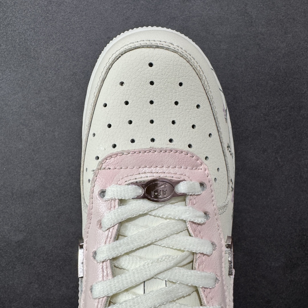 图片[8]-【定制版】Nike Air Force 1\’07 Low \”Light Pink Flowers\” 手绘涂鸦 浅粉漫花 空军一号低帮休闲运动板鞋 FV8110-182  #鞋身漫布精致小花，似把花园缀于足间。金属细节添几分酷感，却未掩清新。是街头潮流与温柔花意的奇妙碰撞，穿上它，每一步都像踩着花瓣漫步，把浅粉浪漫穿在脚下，随时开启一场关于青春与美好的行走叙事，让日常穿搭自带诗意花漾  尺码：36 36.5 37.5 38 38.5 39 40 40.5 41 42 42.5 43 44 44.5 45-选品中心